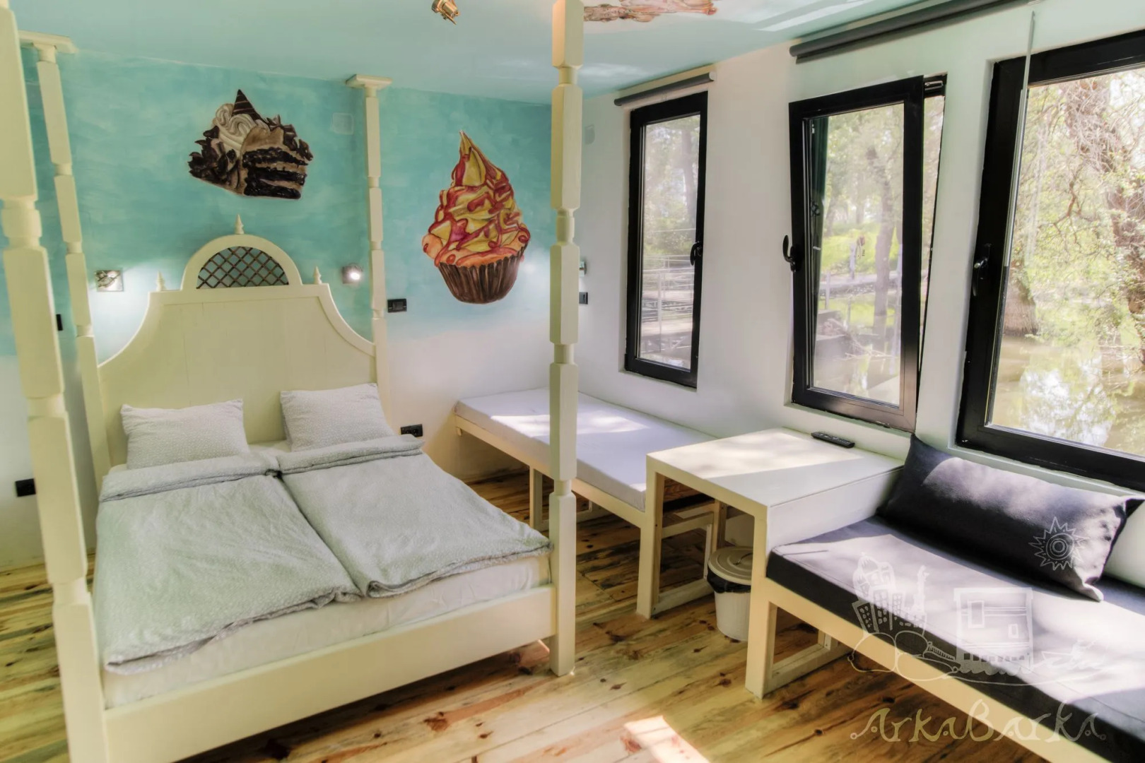 ArkaBarka Floating Hostel and Apartments