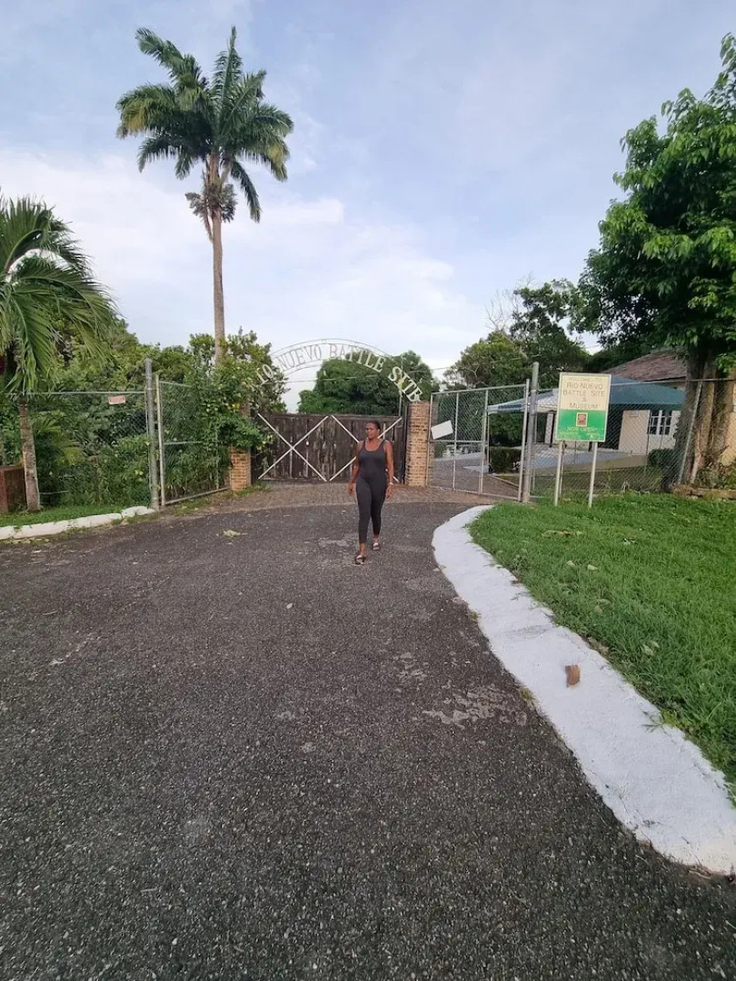 Csompo Empire one bedroom apt