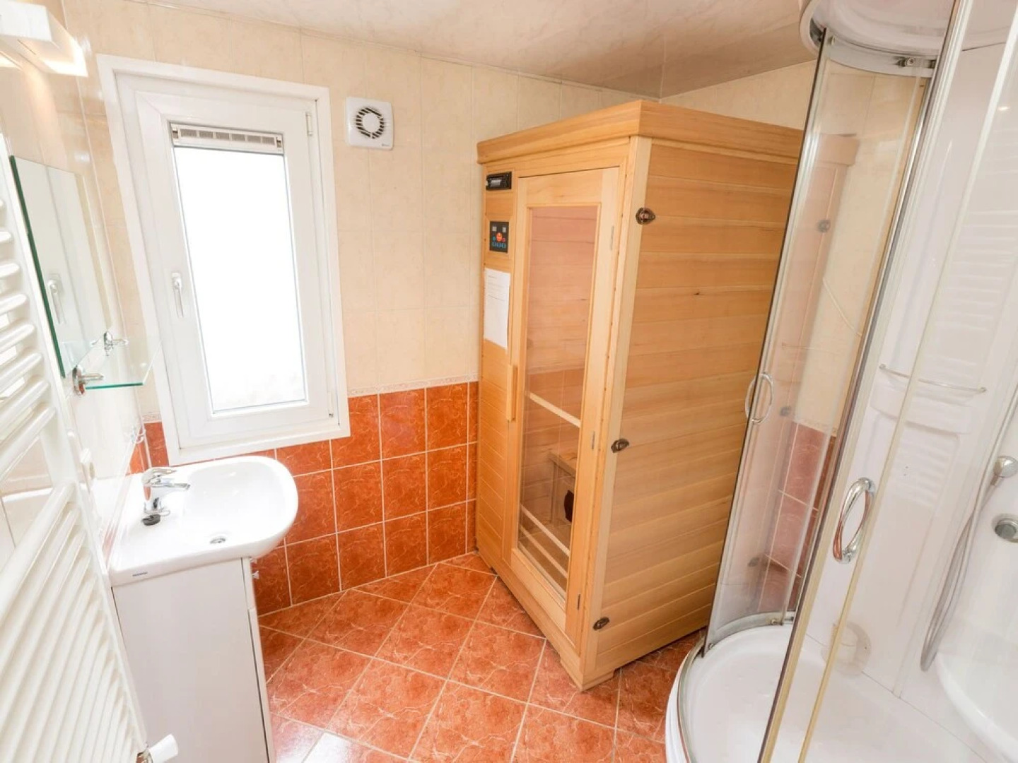 Comfortable chalet with AC and steam shower, in green Twente