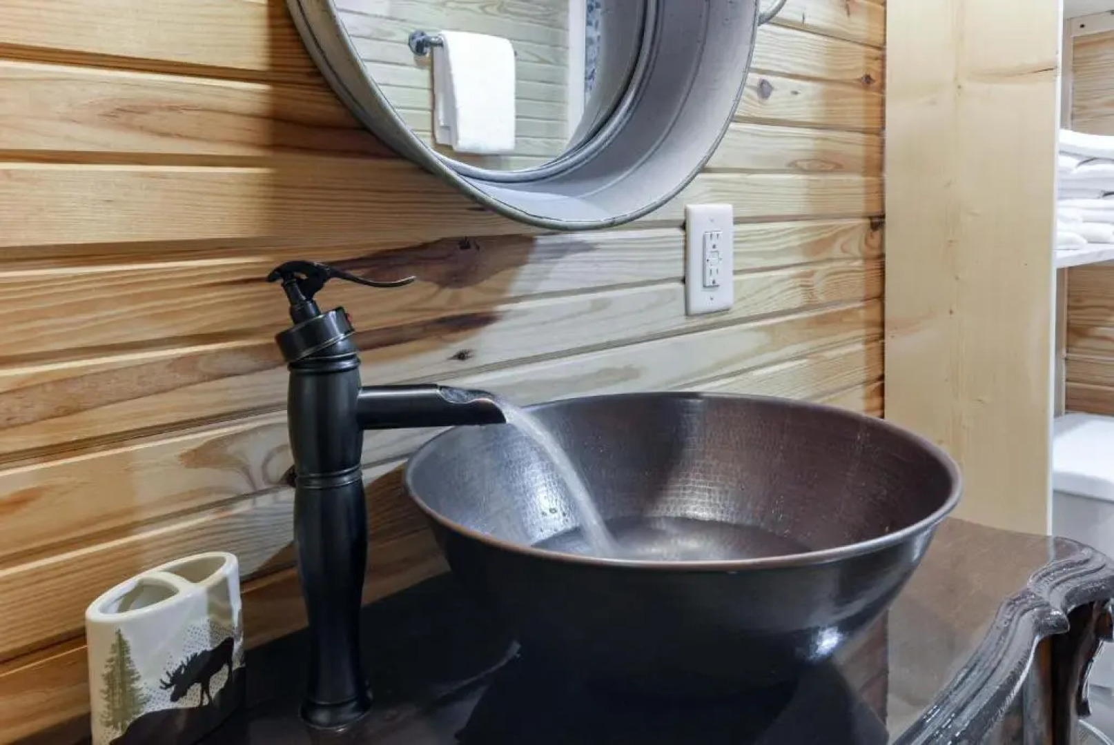 Luxury 2700 Sq Ft Log Cabin Private Hot Tub Game room Pool Table Best View