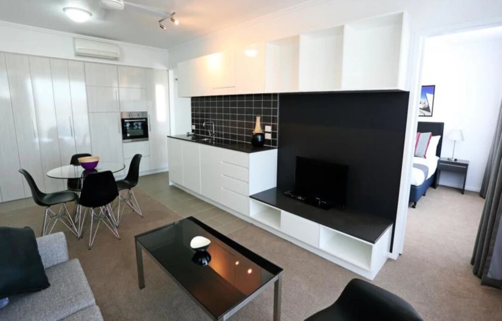 Under The Townsville Sun (694i)