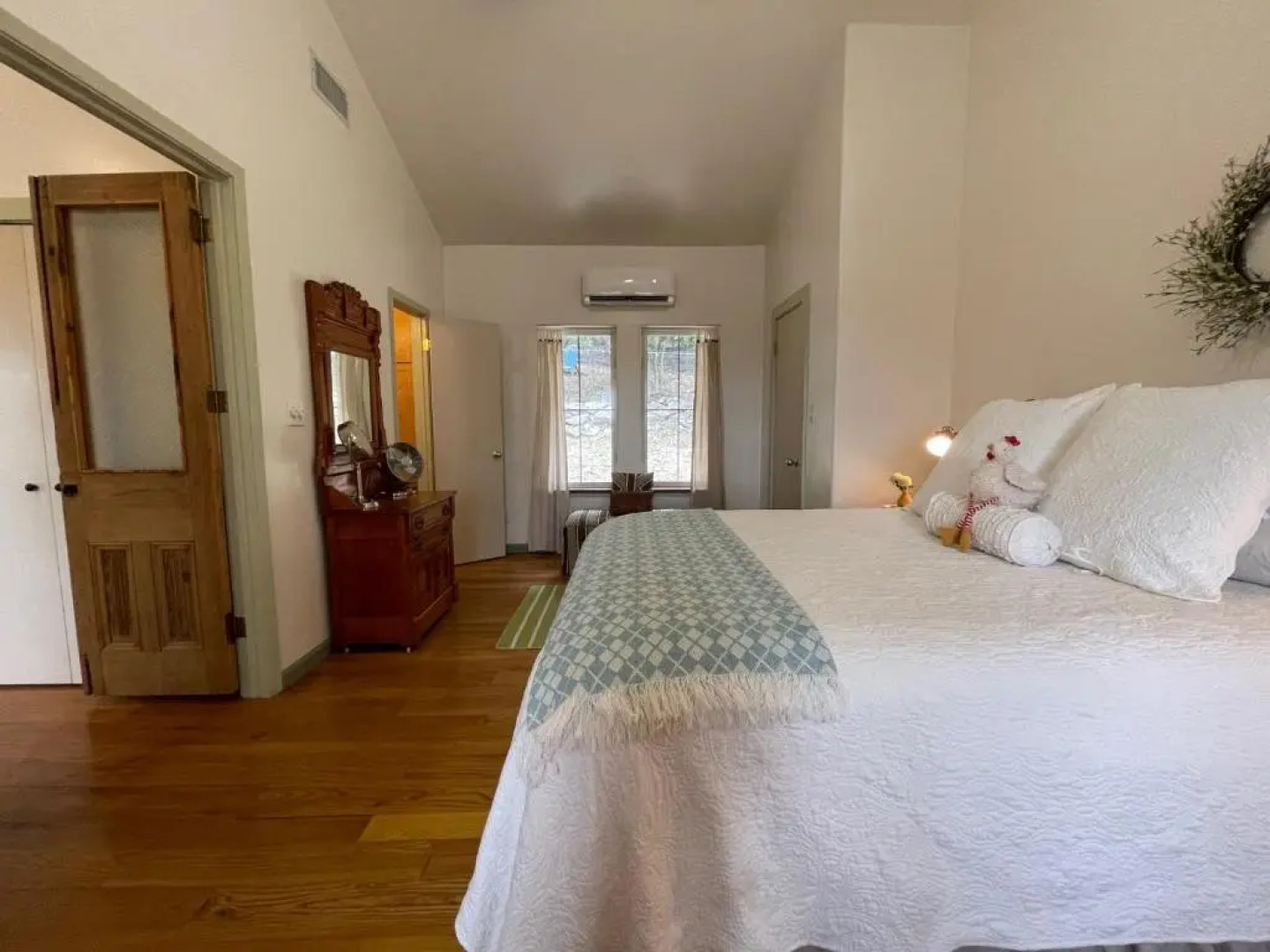 Lake Austin Luxury Guesthouse Cabin Retreat & Modern Farmhouse Suite