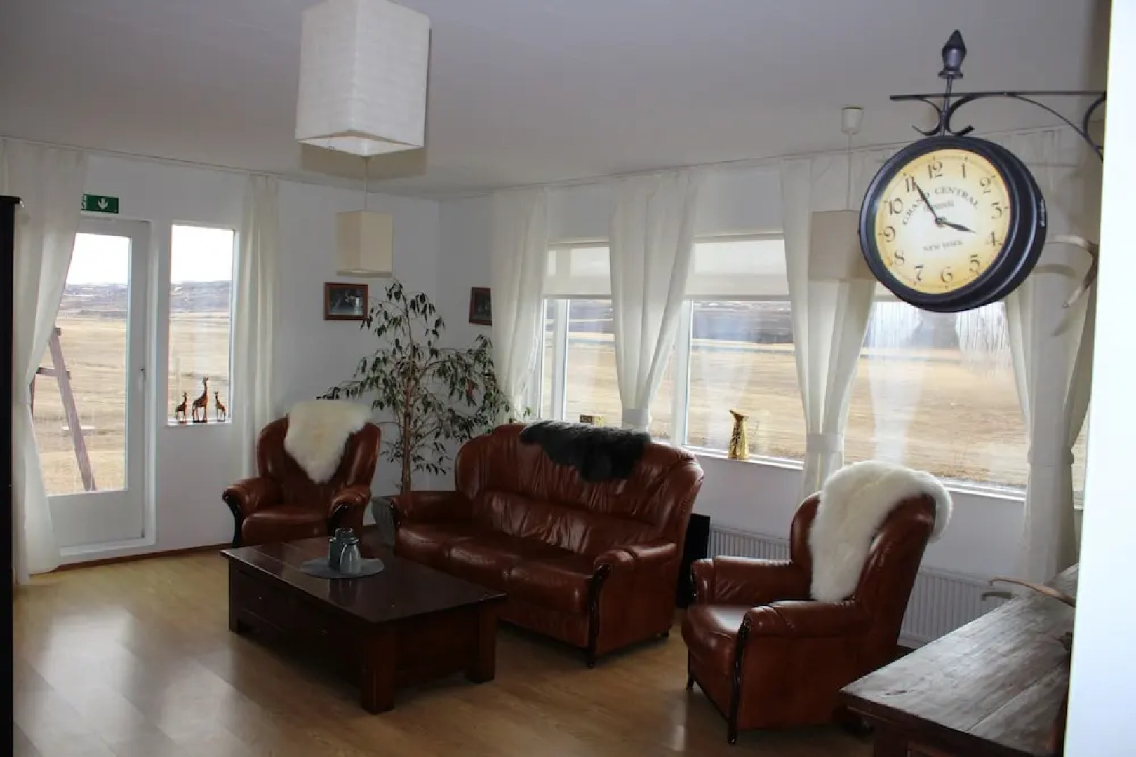 Stóri-Bakki Guesthouse with hot tub