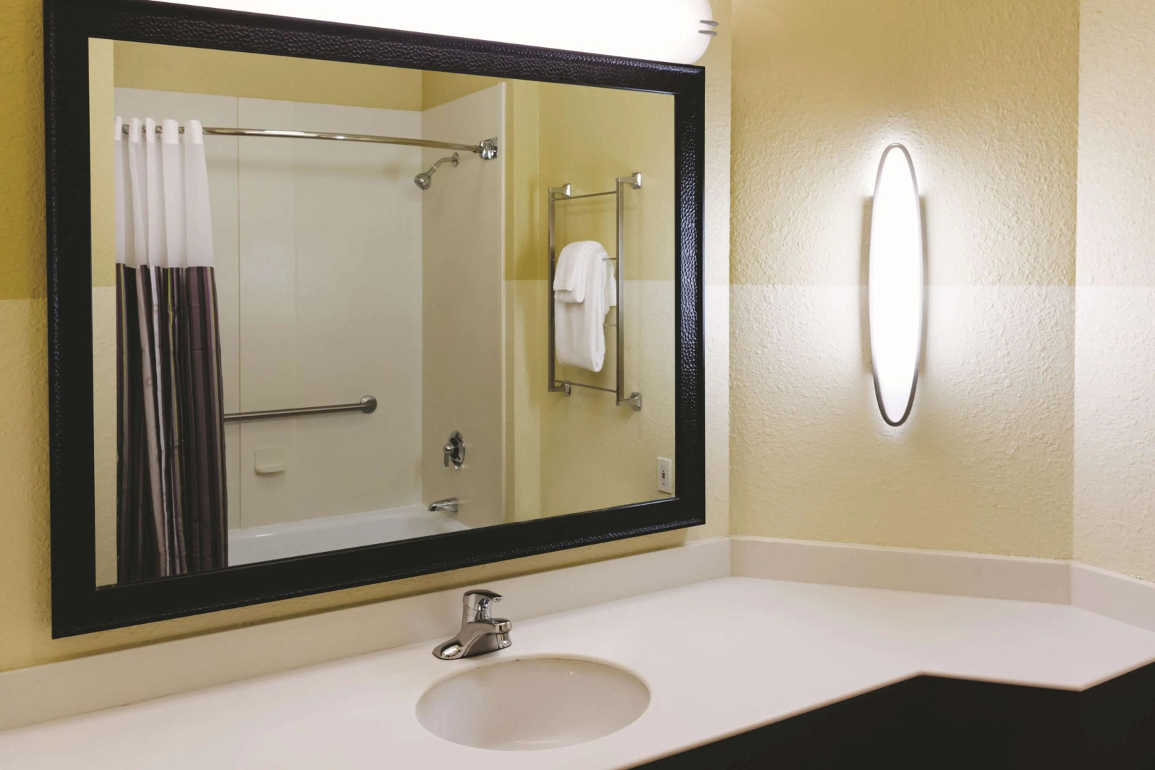 La Quinta Inn & Suites by Wyndham Atlanta Ballpark/Galleria