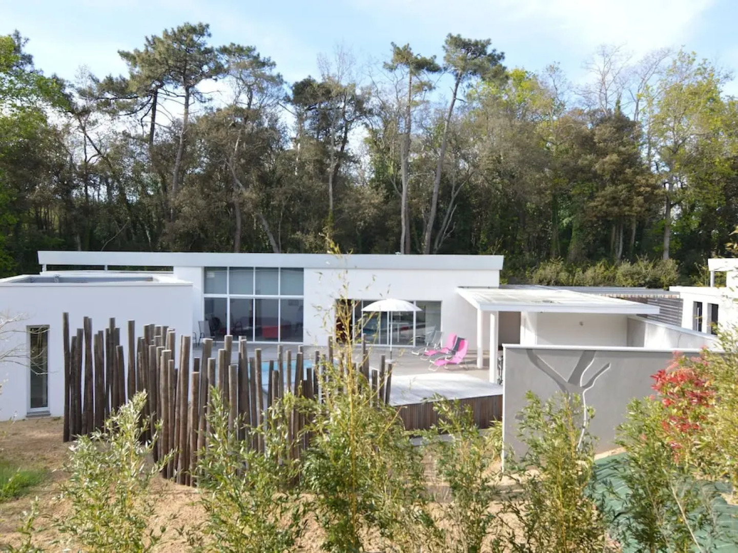 Villa With High-end Kitchen, Jacuzzi & Pool in Longeville sur mer