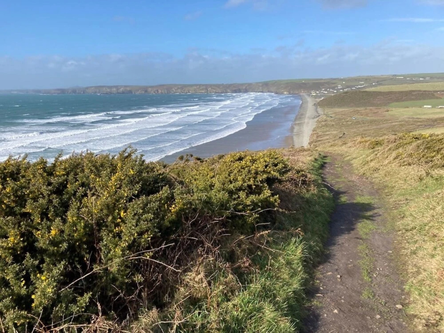 Stunning Renovated & Spacious 2 BR - 100m to Beach