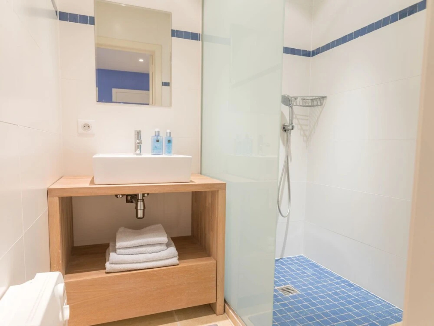 Stunning Villa With Heated Private Swimming Pool in Peaceful Location