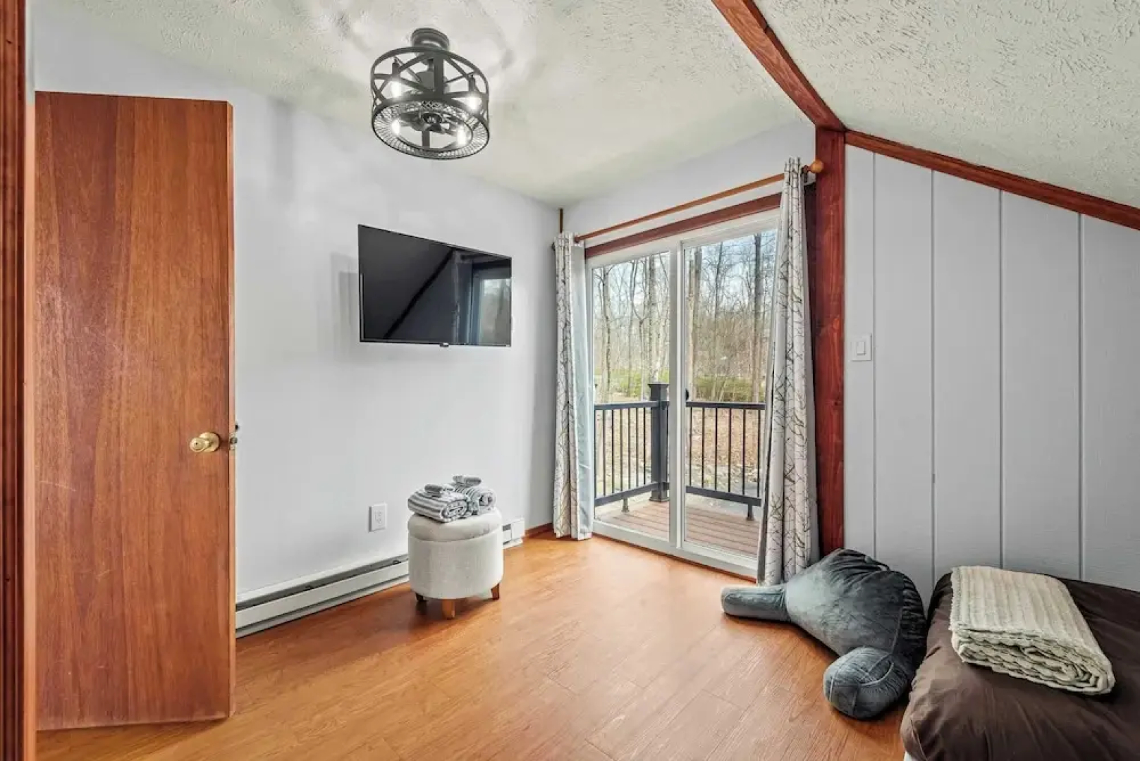 Stylish Renovated Home Open Layout, Coffee Bar + Near Hiking & Waterfalls