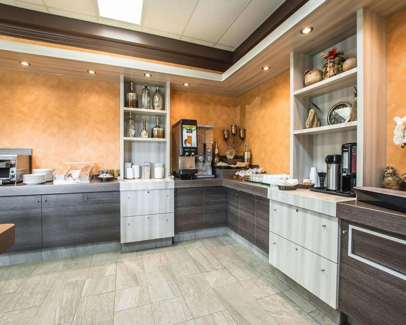 Econo Lodge Inn & Suites