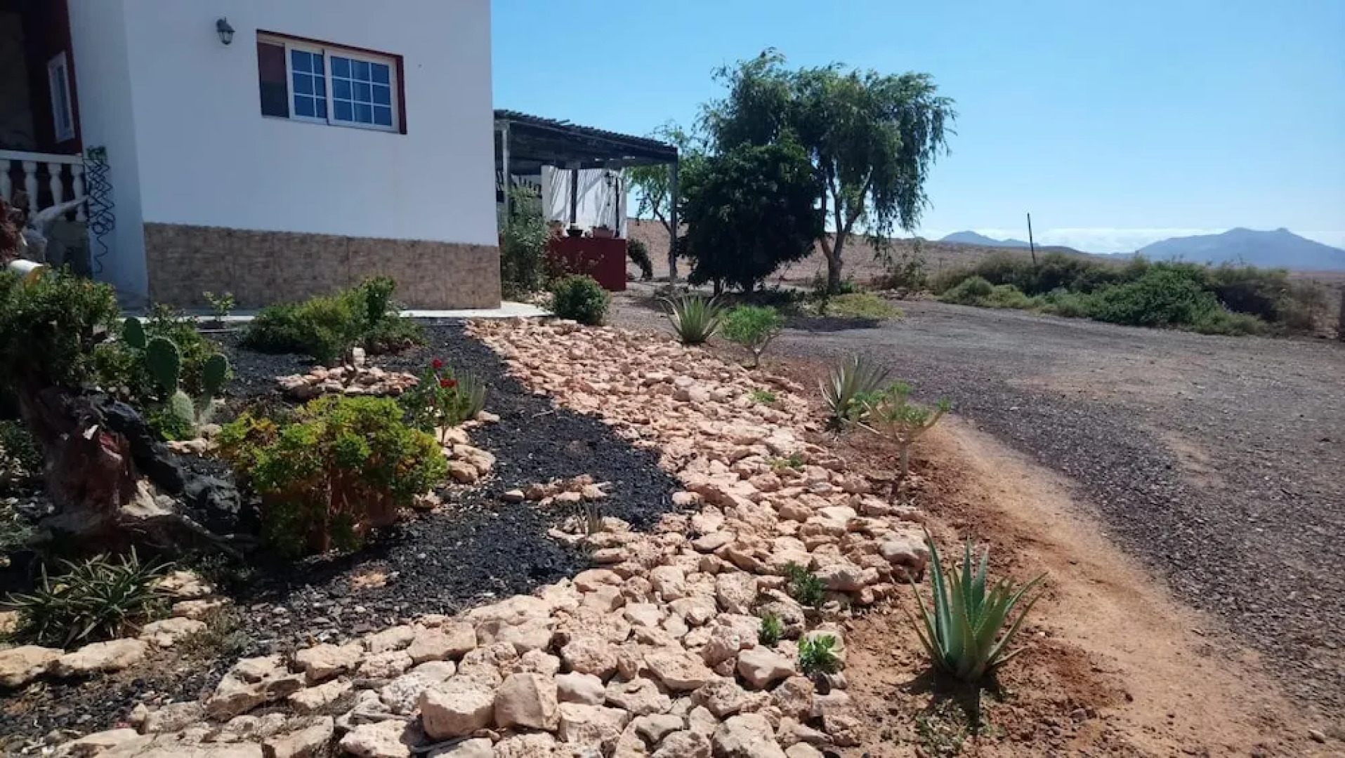 Studio in Tuineje, With Wonderful Mountain View, Enclosed Garden and Wifi