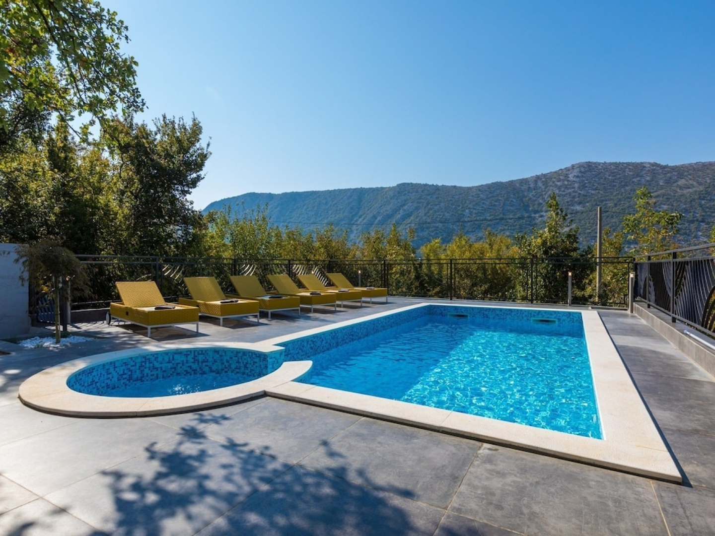 Modern Holiday Home With Private Pool and Mountain View