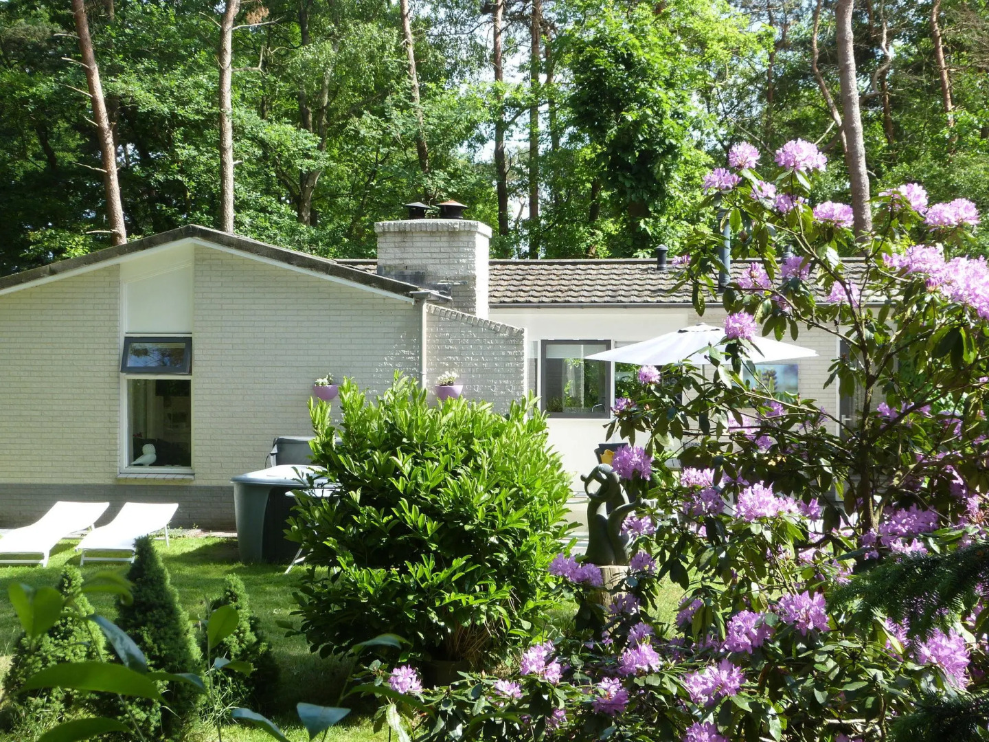 Detached villa with enclosed wooded garden with lawn, jacuzzi and infrared sauna