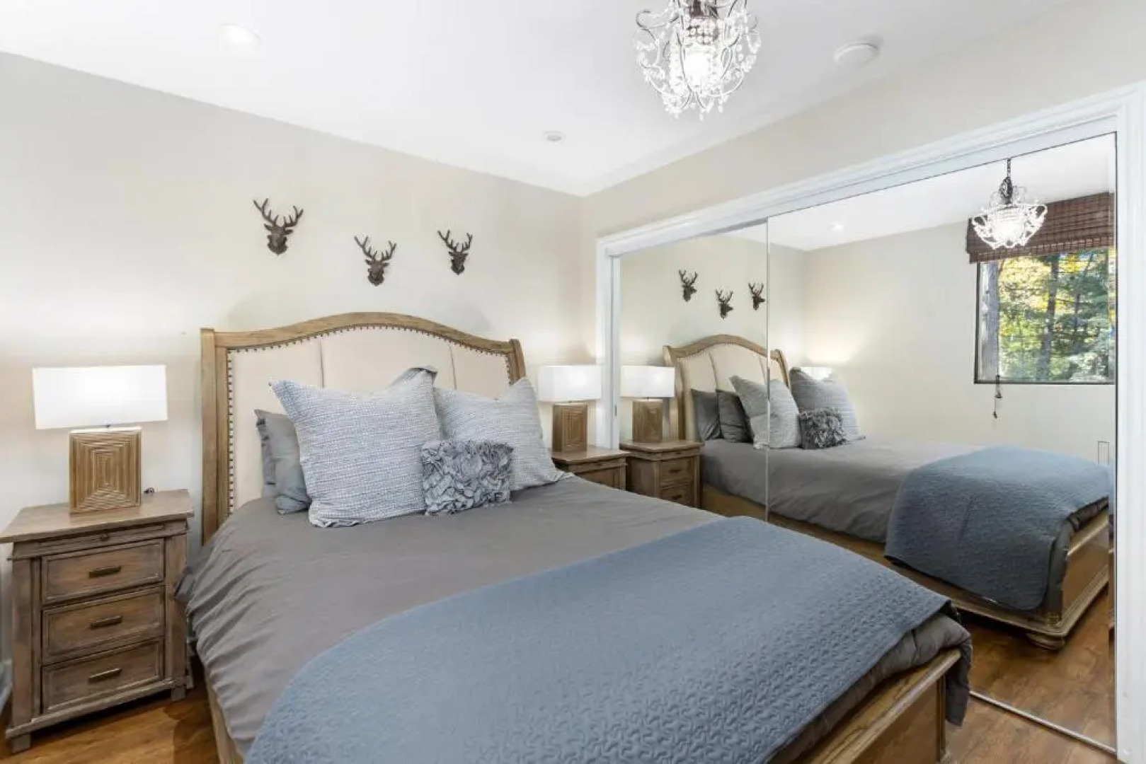 Snowflower Cabin Modern Luxe, 2 Level, 1500 sqft, AC, View, Dogs, Walk to Village