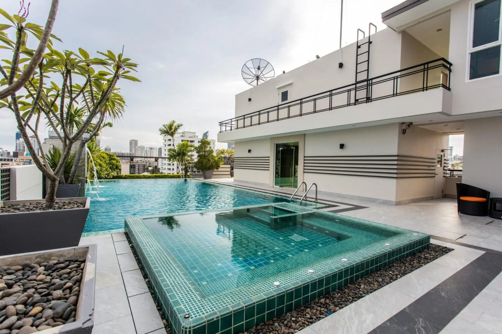 D Varee Montara Thonglor 25