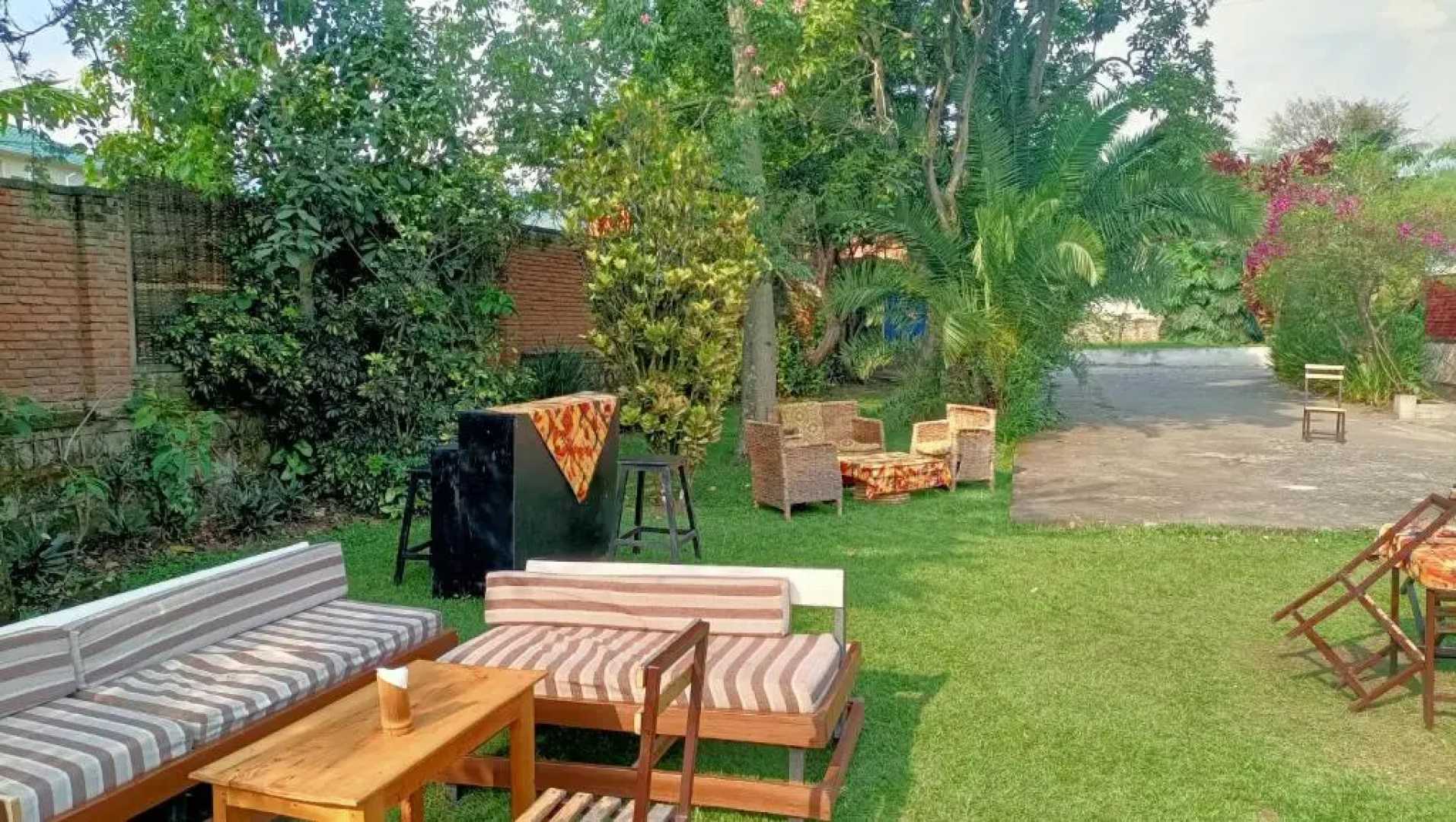 Colibri Taverne & Guest House