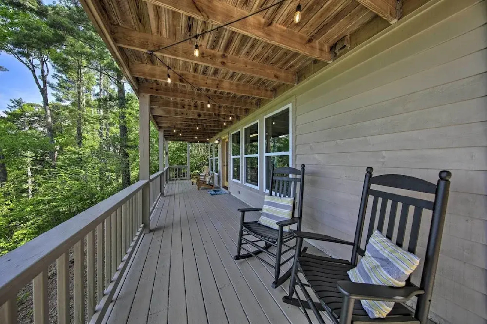 Treetop Hideout w/ Long-range Mountain Views!