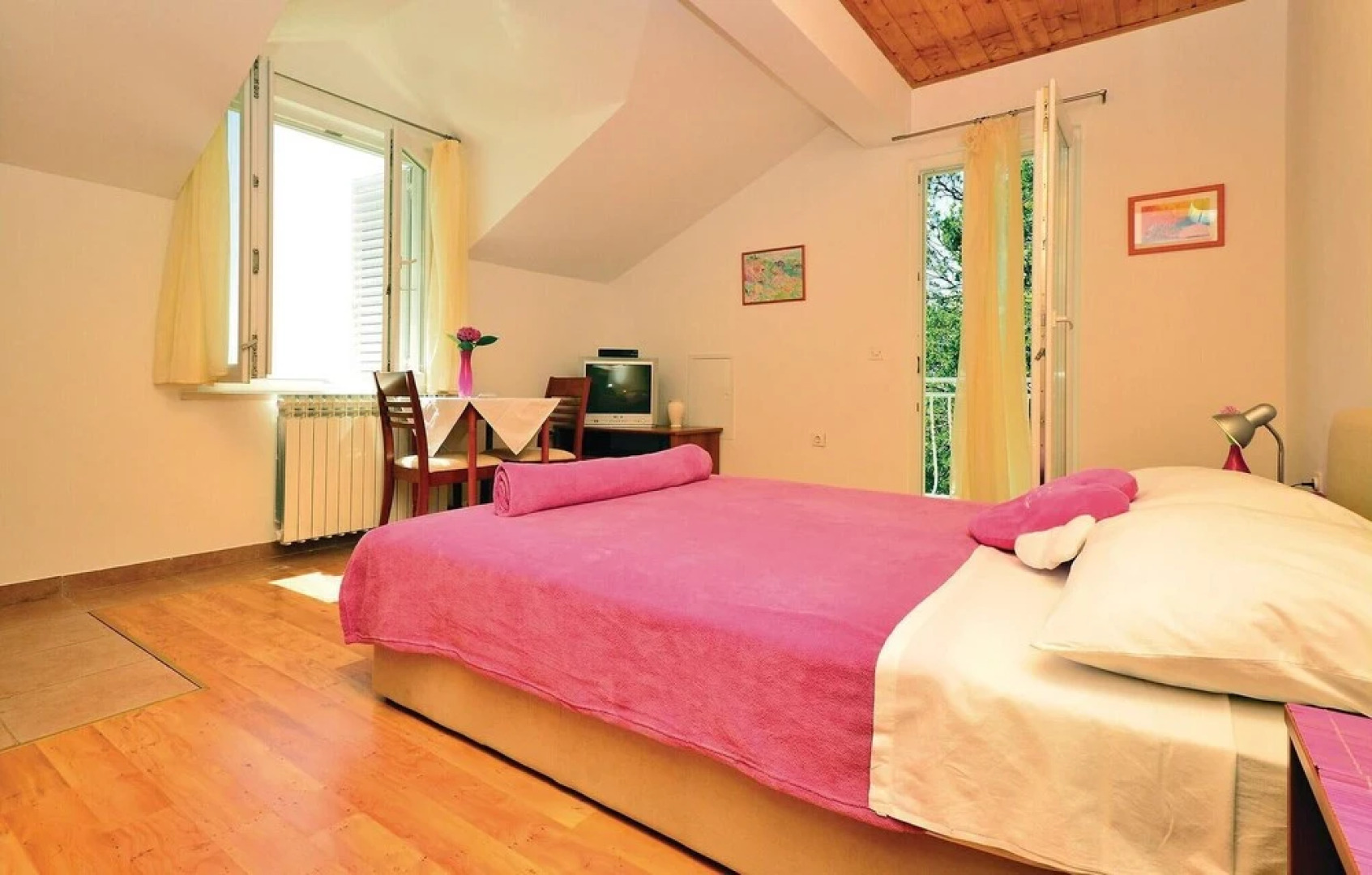 Stunning Home in Mocici With Wifi and 4 Bedrooms