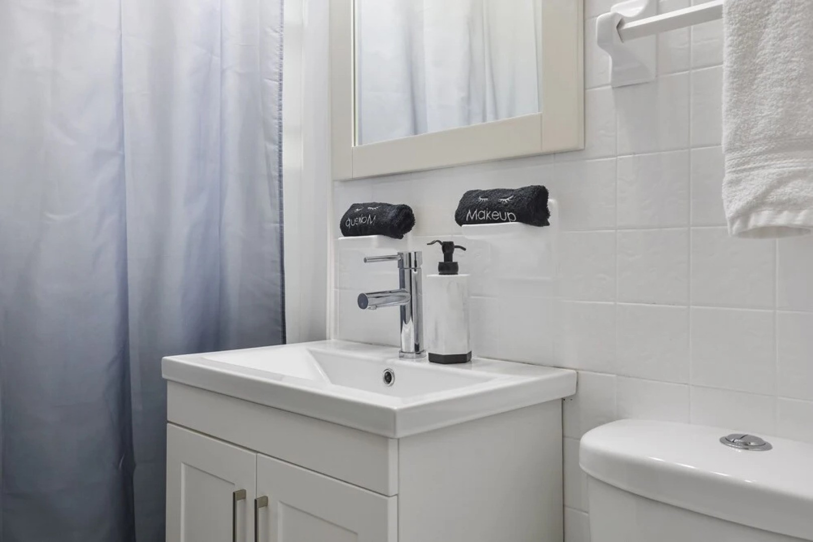 Charming Retreat In The Heart Of Des Plaines 3 Bedroom Residence by RedAwning