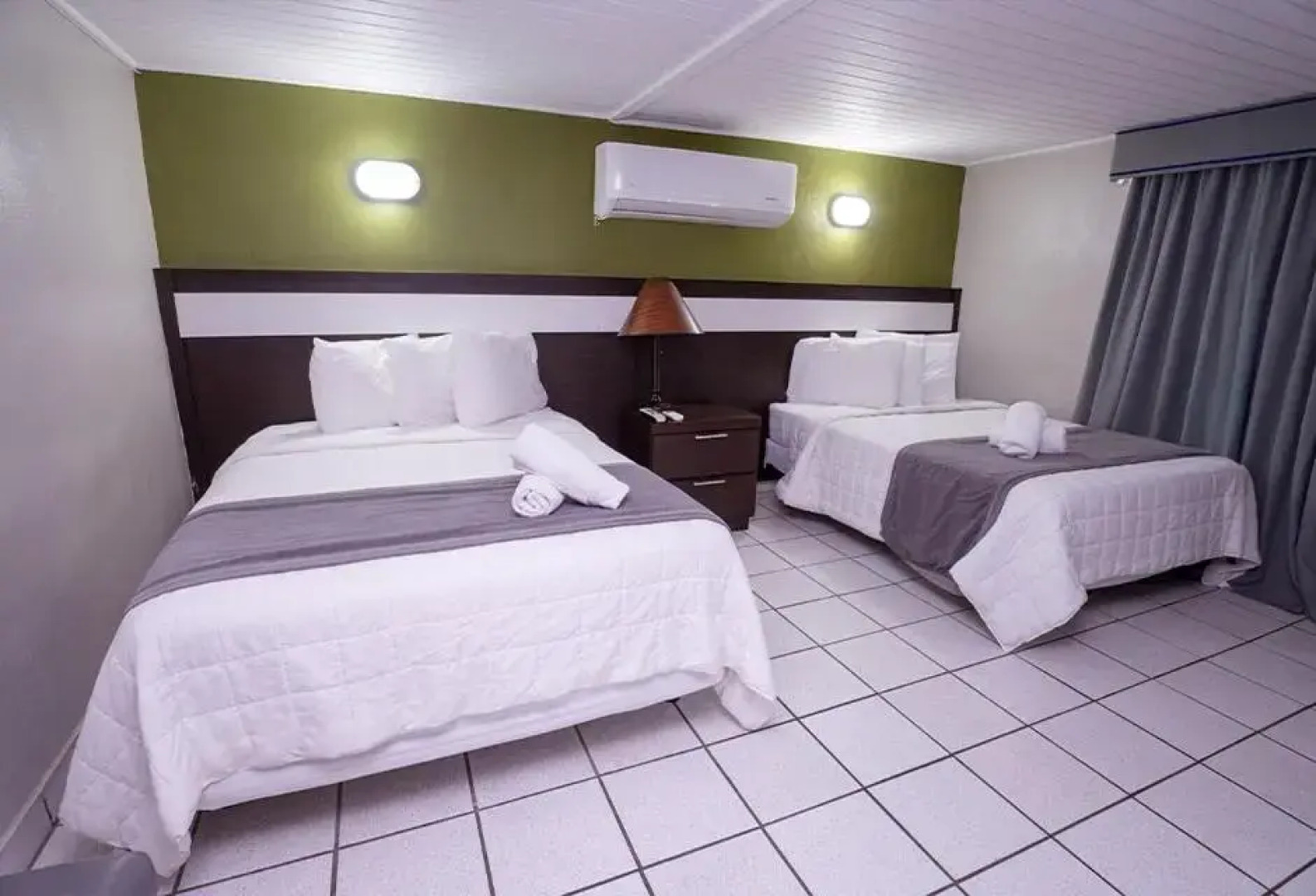 Full Moon Hotel & Restaurant