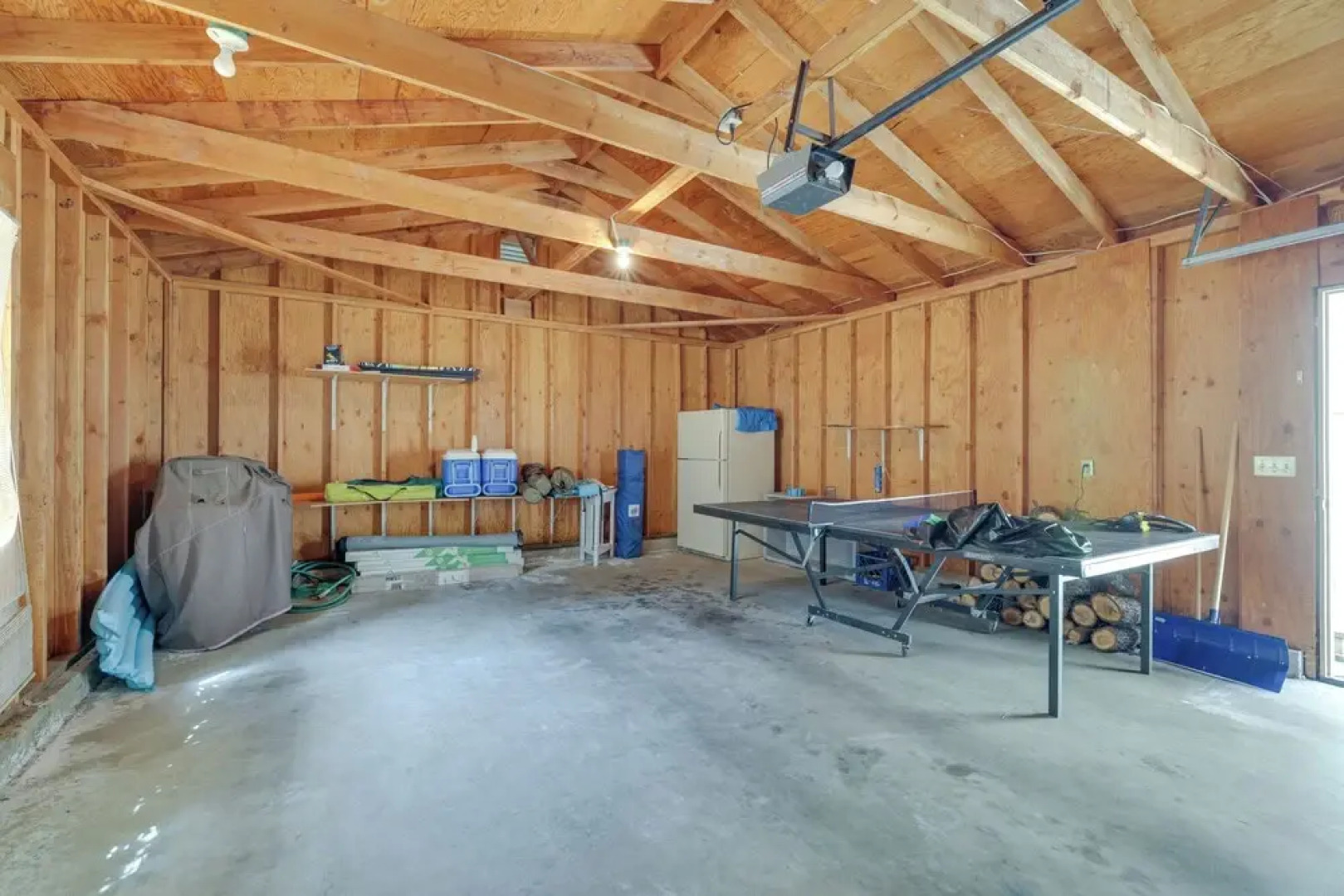 Hikers Escape Home Near Beach, Golf & Yosemite