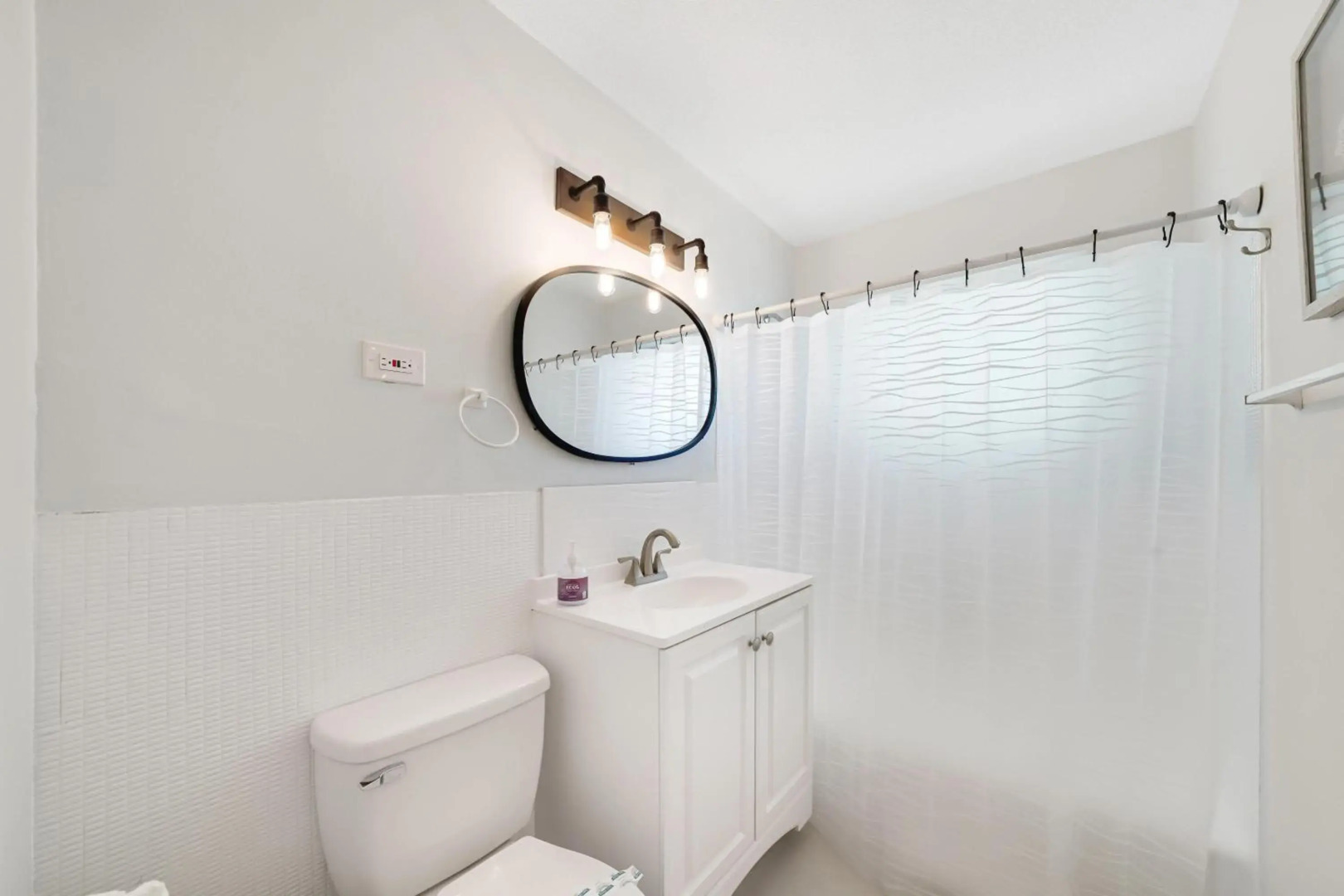 Apartment 1 block from beach and shops