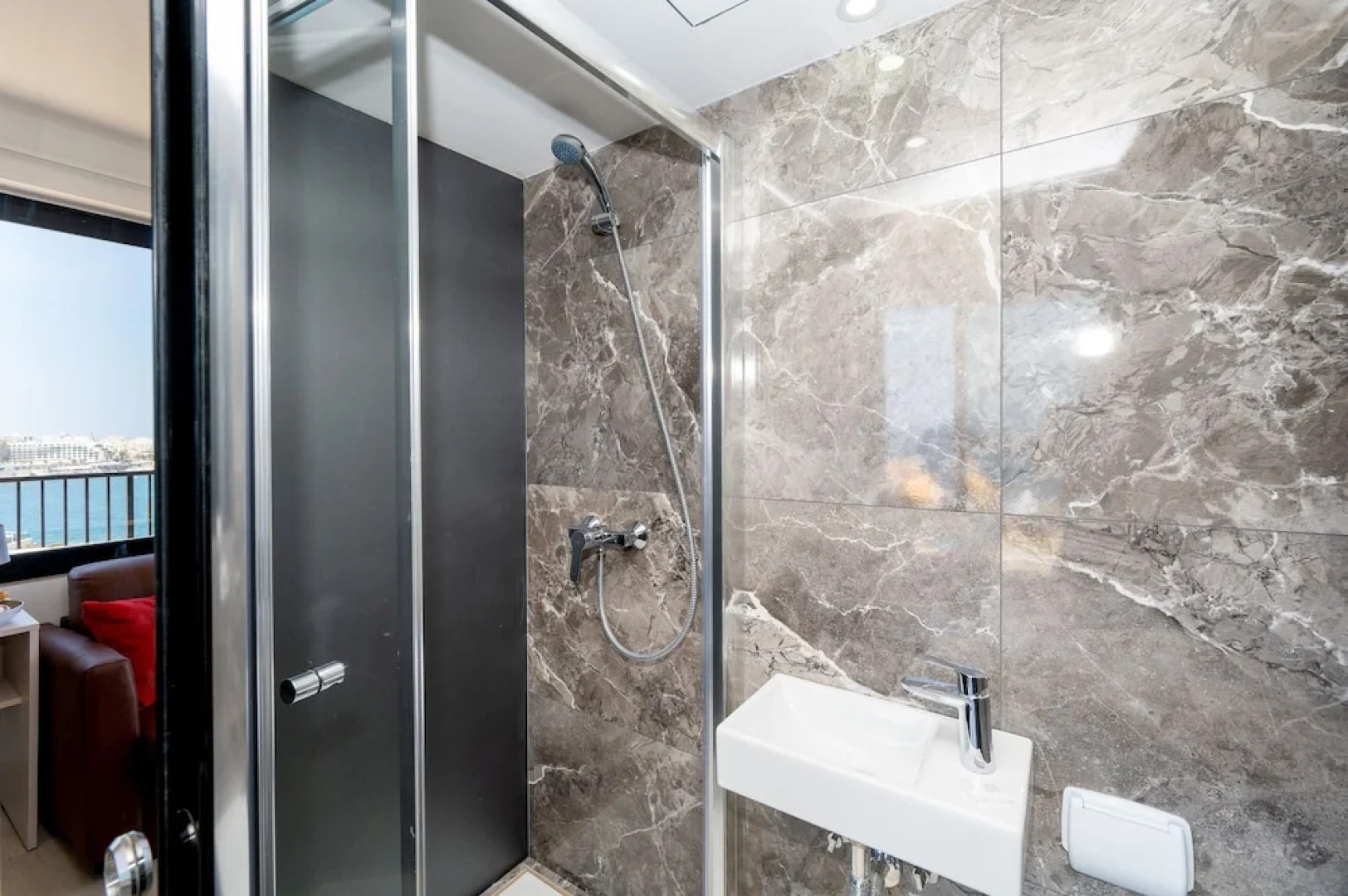 Islet Seafront Penthouse with Hot tub