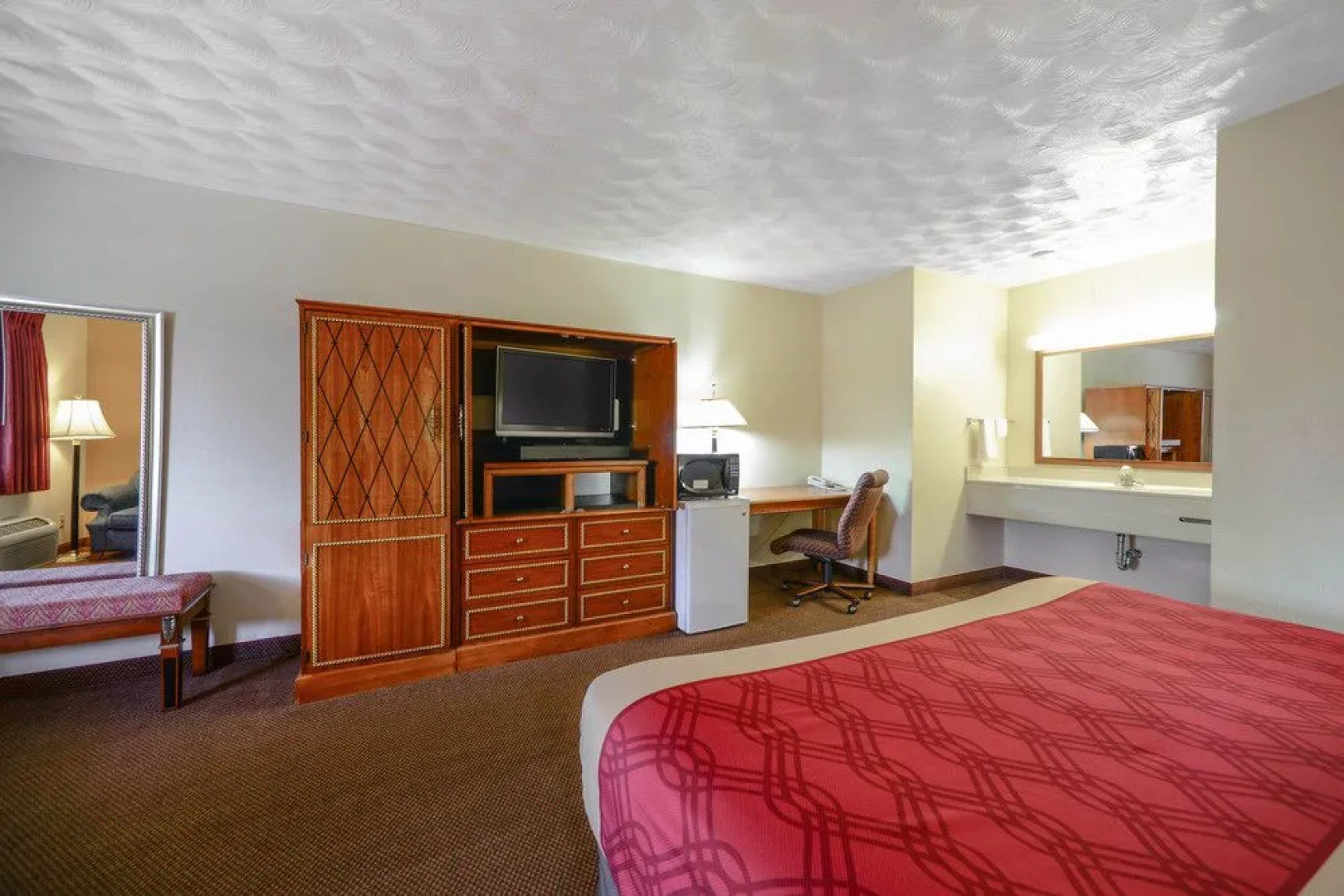 Econo Lodge Inn & Suites