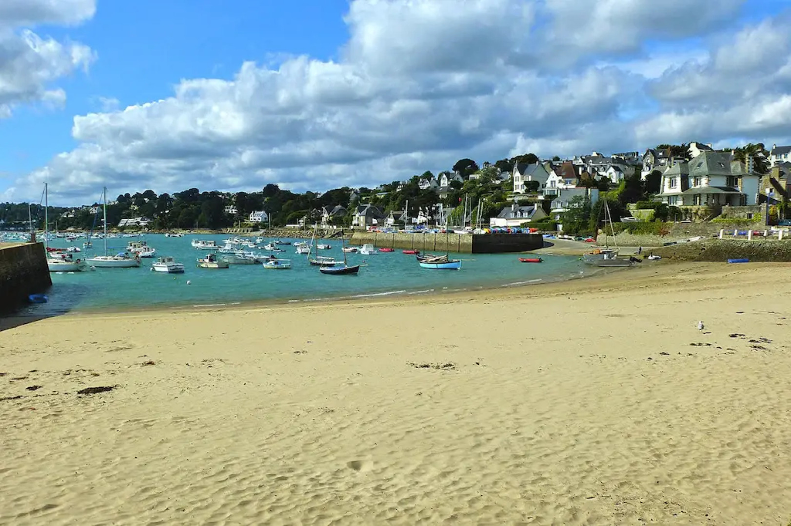 Charming holiday home, 200 m sandy beach, Locquirec