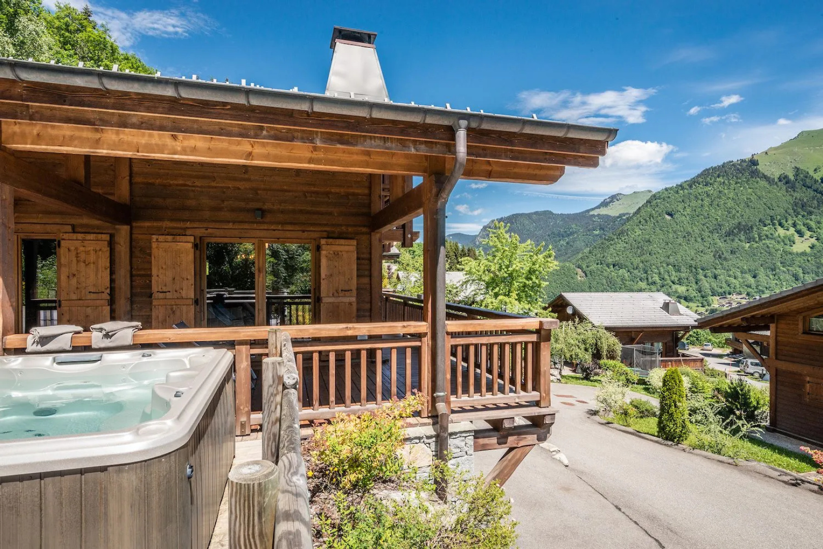 BALATA - Charming Chalet with Hot tub and Views