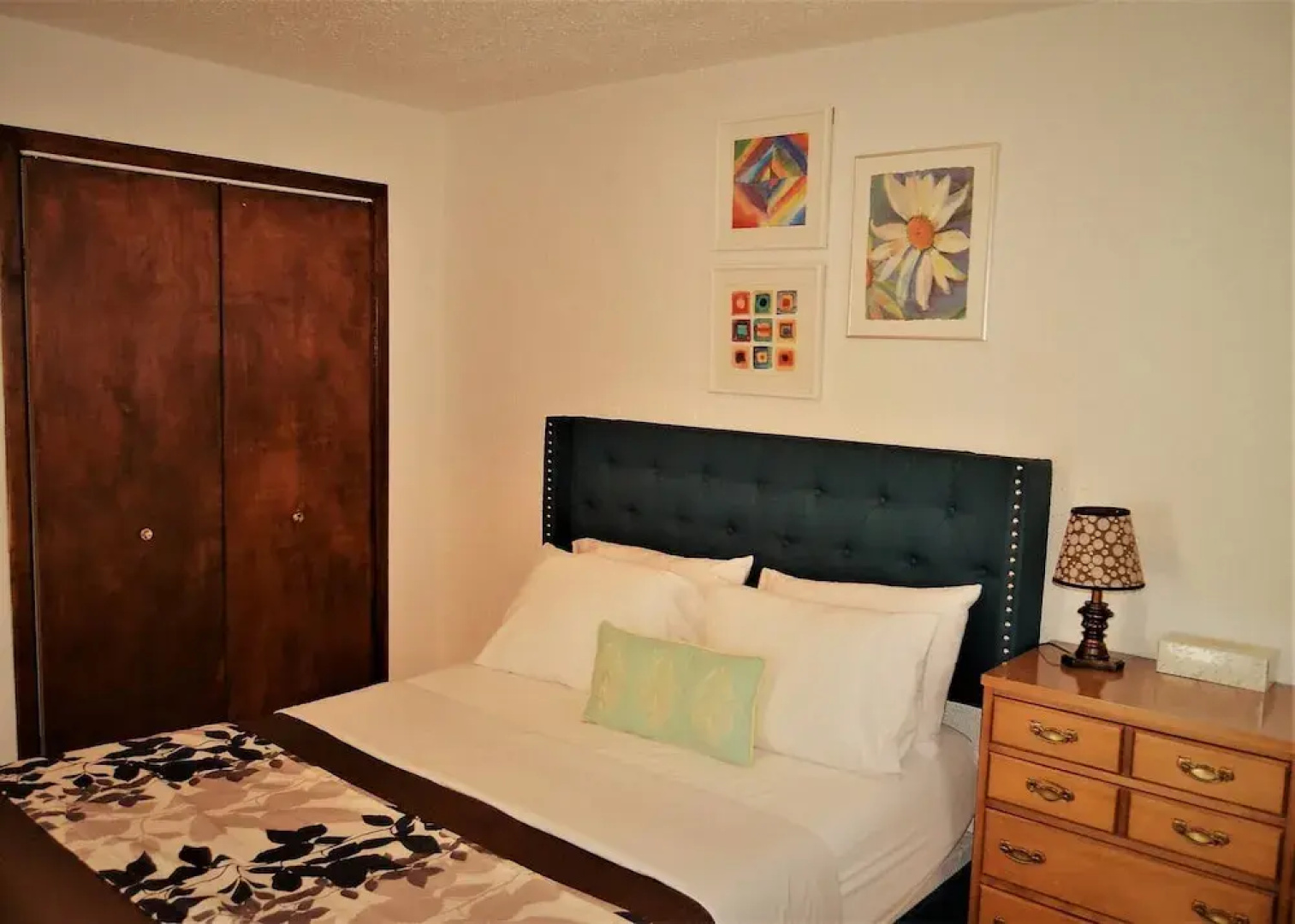 Urbana the Charming Well-lit two Bedrooms Apartment