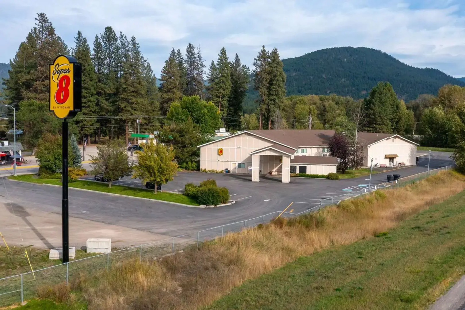 Super 8 St. Regis