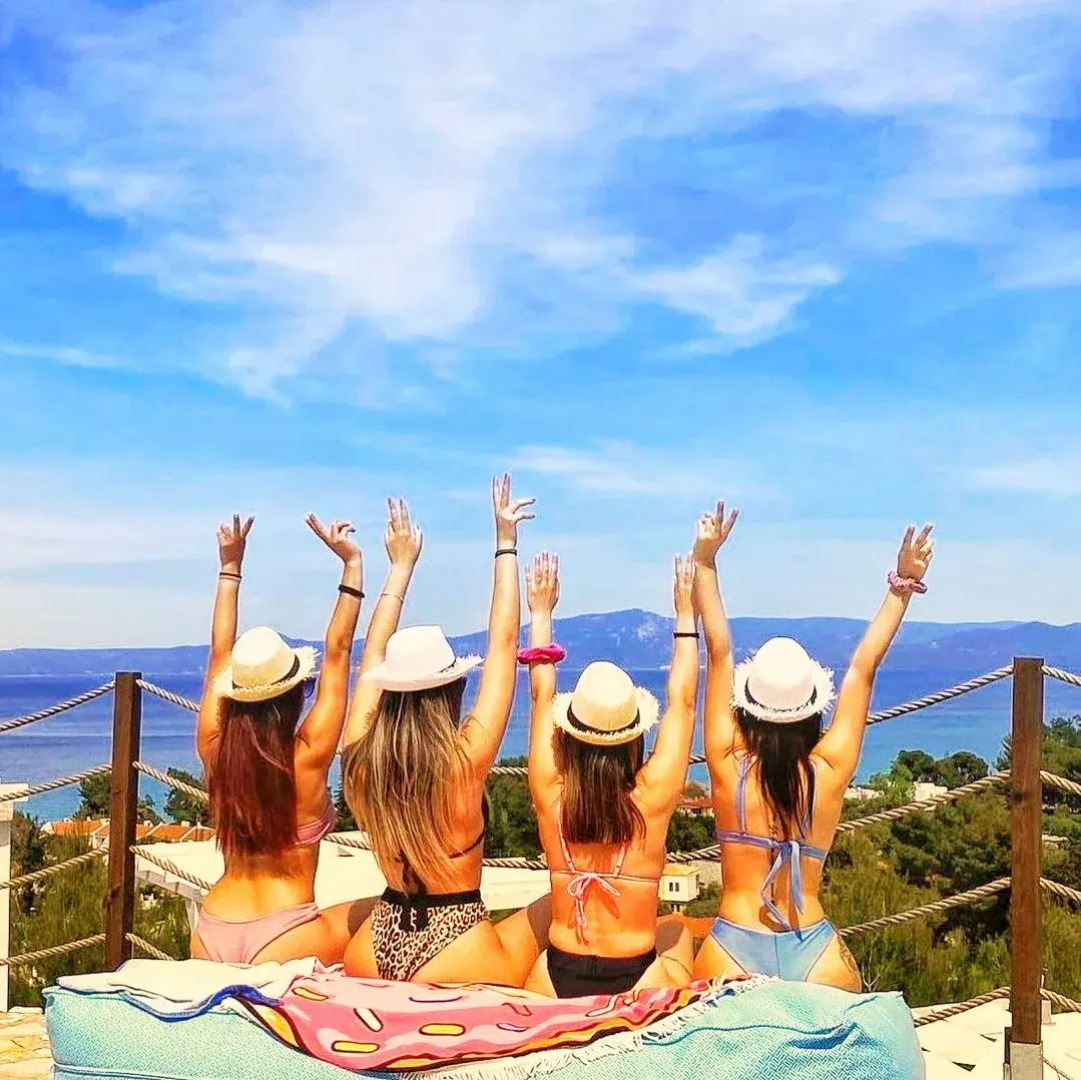 Bungalow White Apartments and Suites