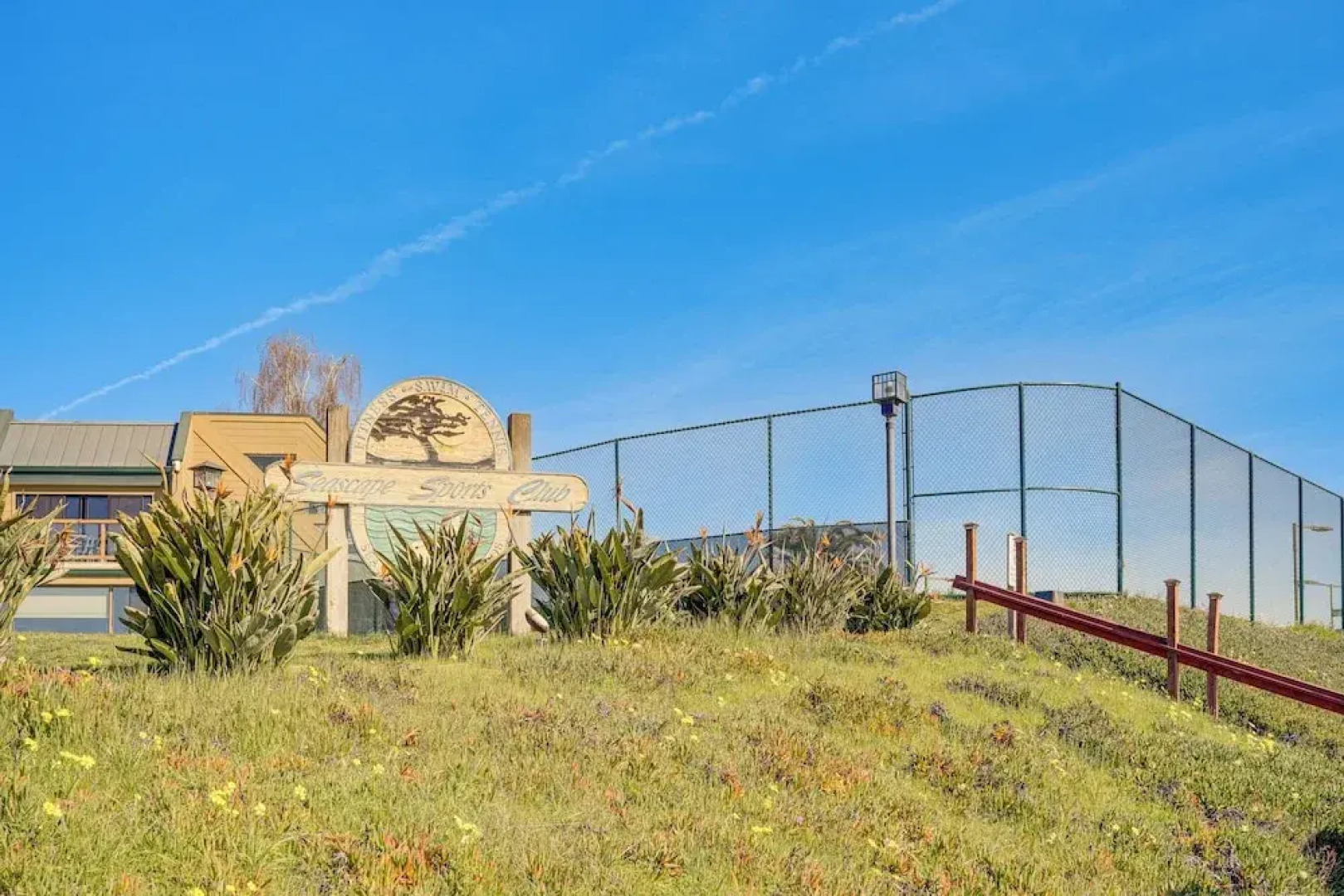 Swim, Golf & Relax: Luxe Townhome in Aptos