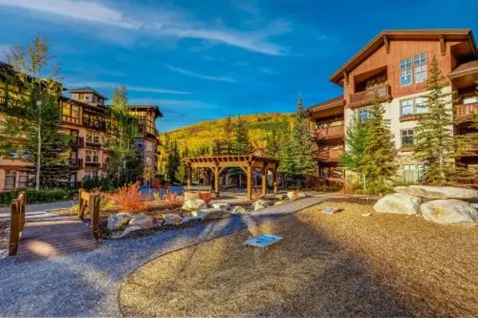 Eagle Springs East 101: Red-Wing Suite