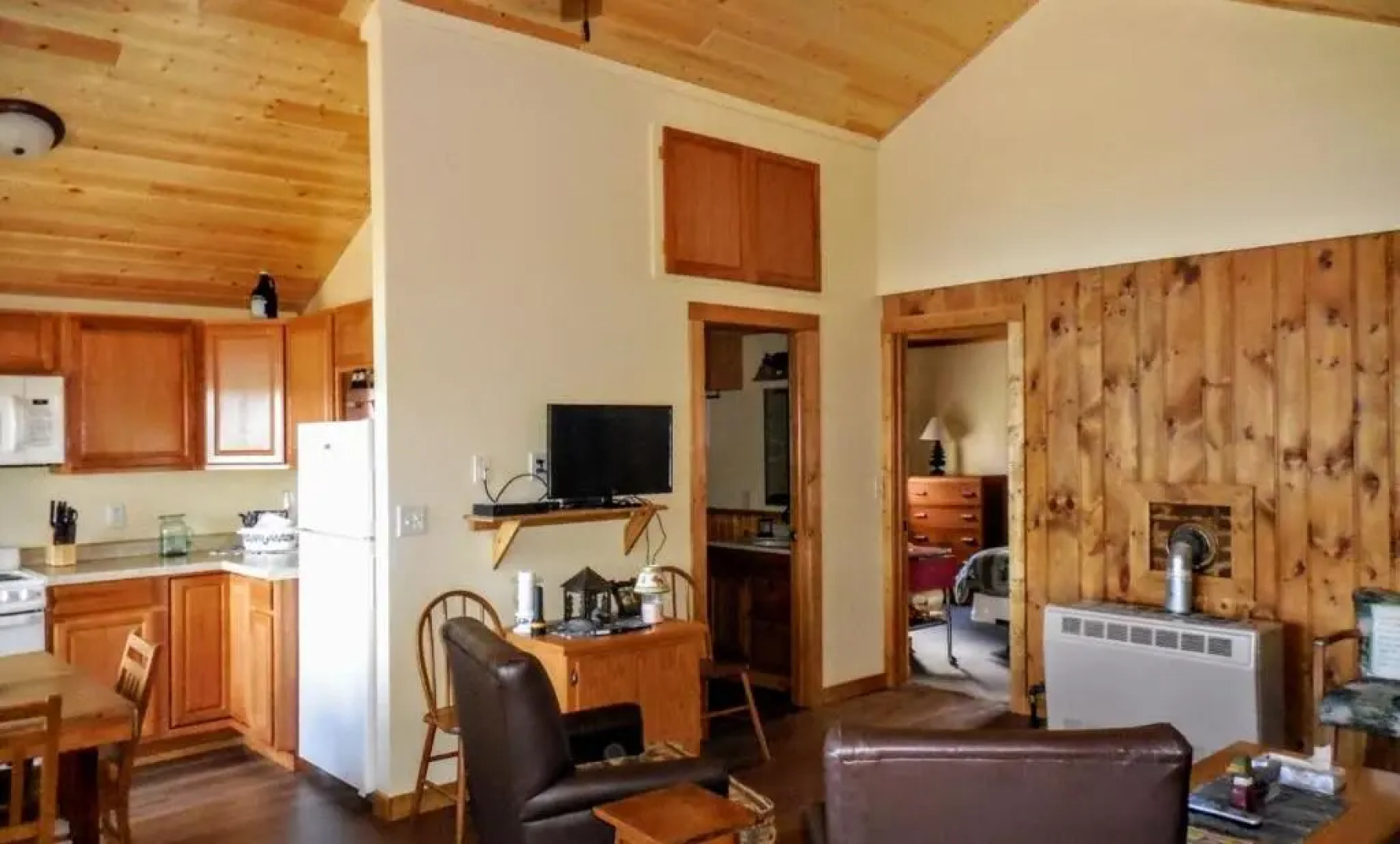 Knotty Pine- White Pine