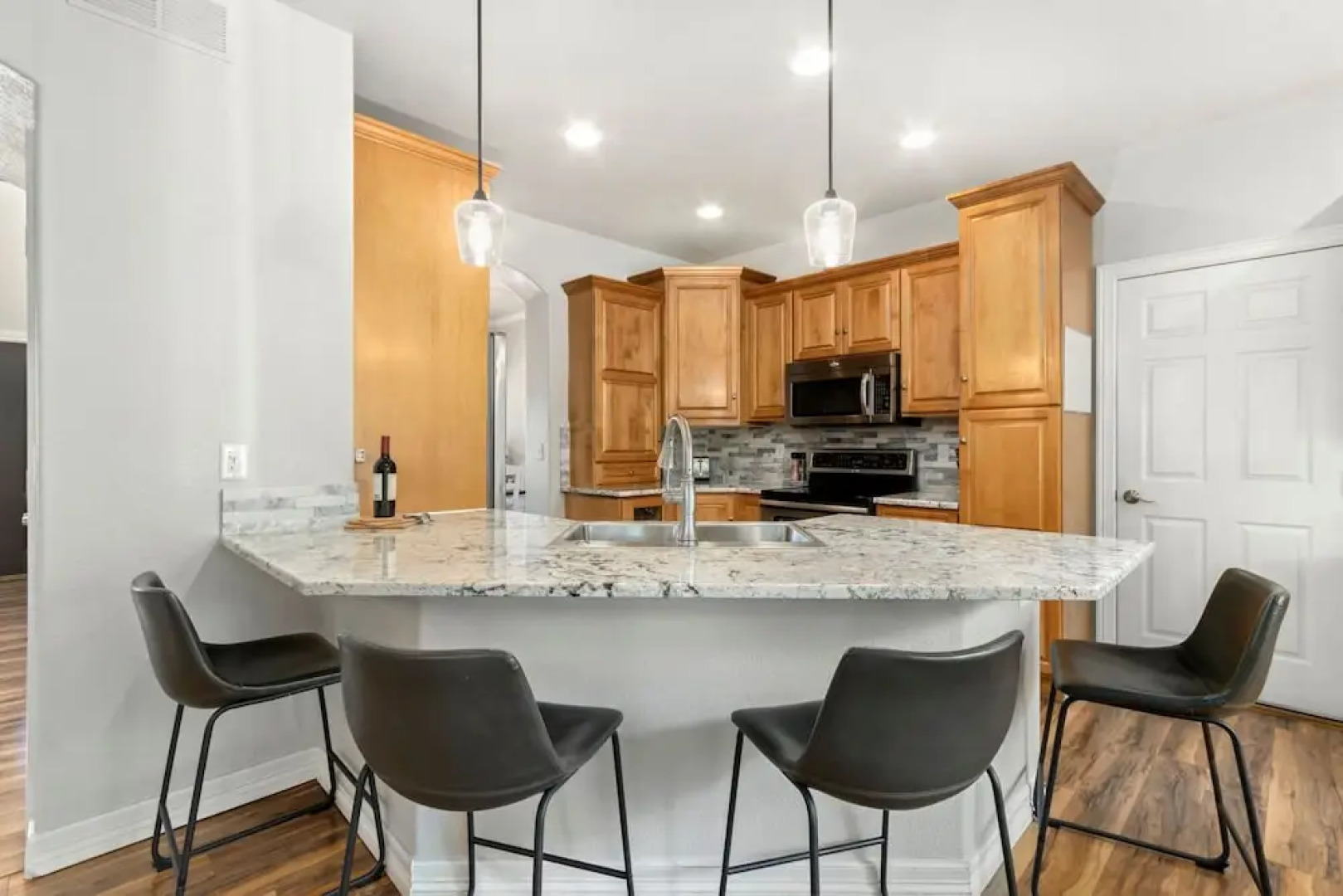 Fabulous Family-friendly Retreat by Windsor Lake!