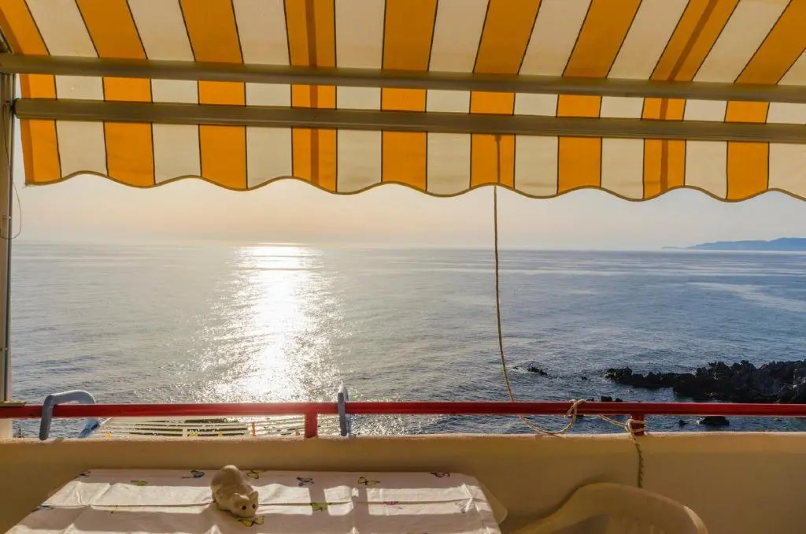 Fantastic studio, 2 min from the beach, sea view !