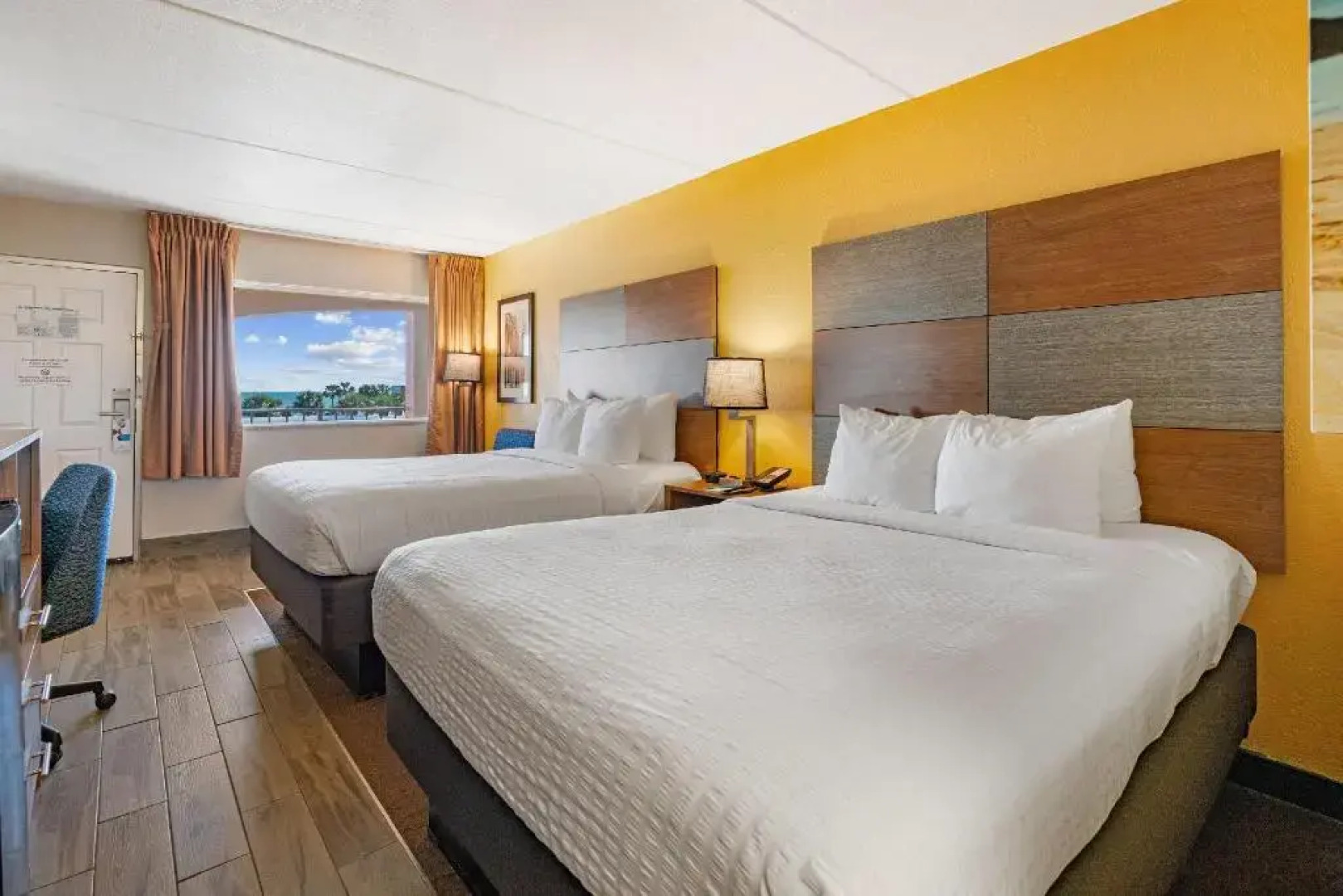 Clarion Pointe Galveston - Beachfront