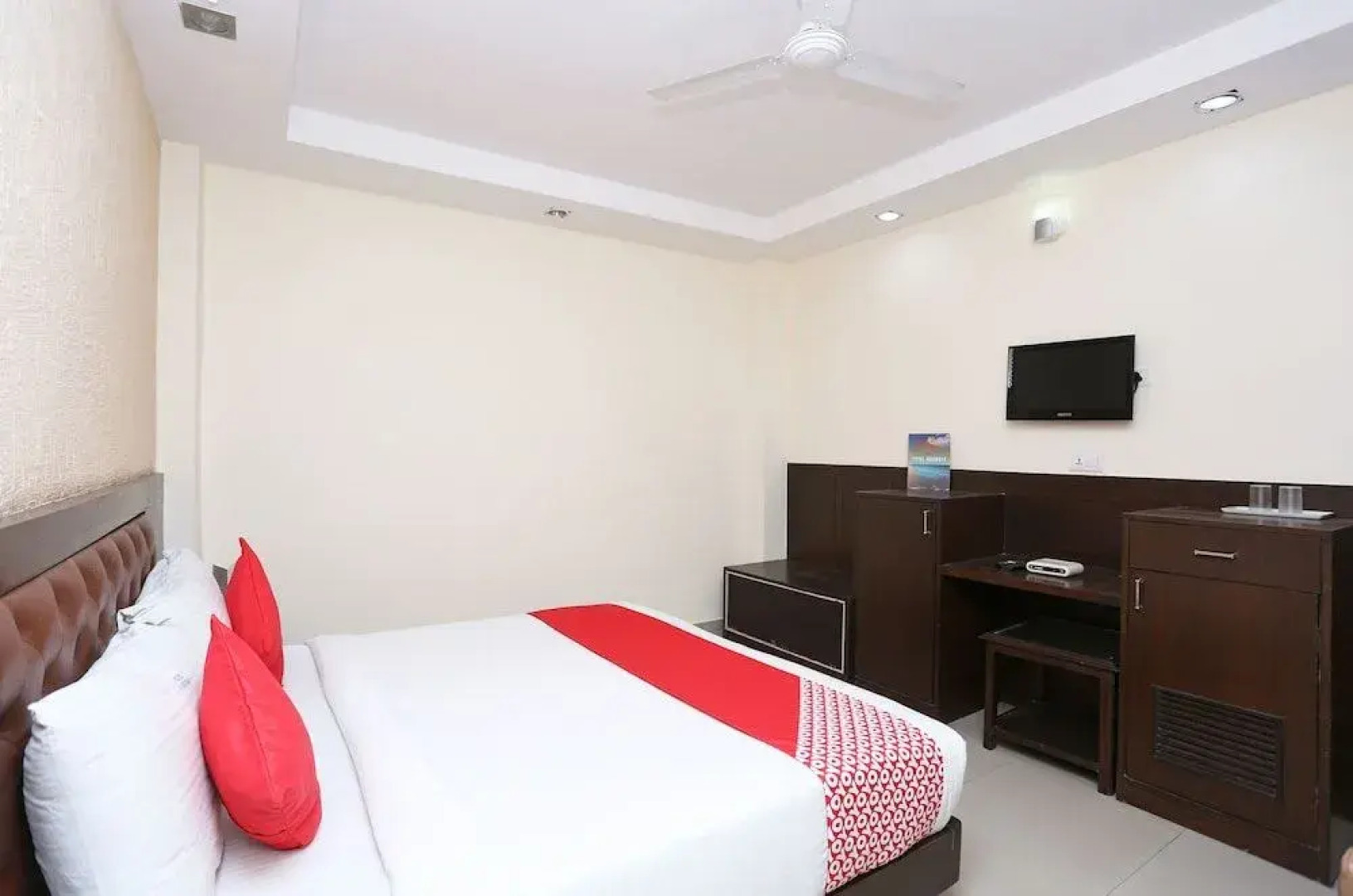 OYO 4926 Hotel Le central