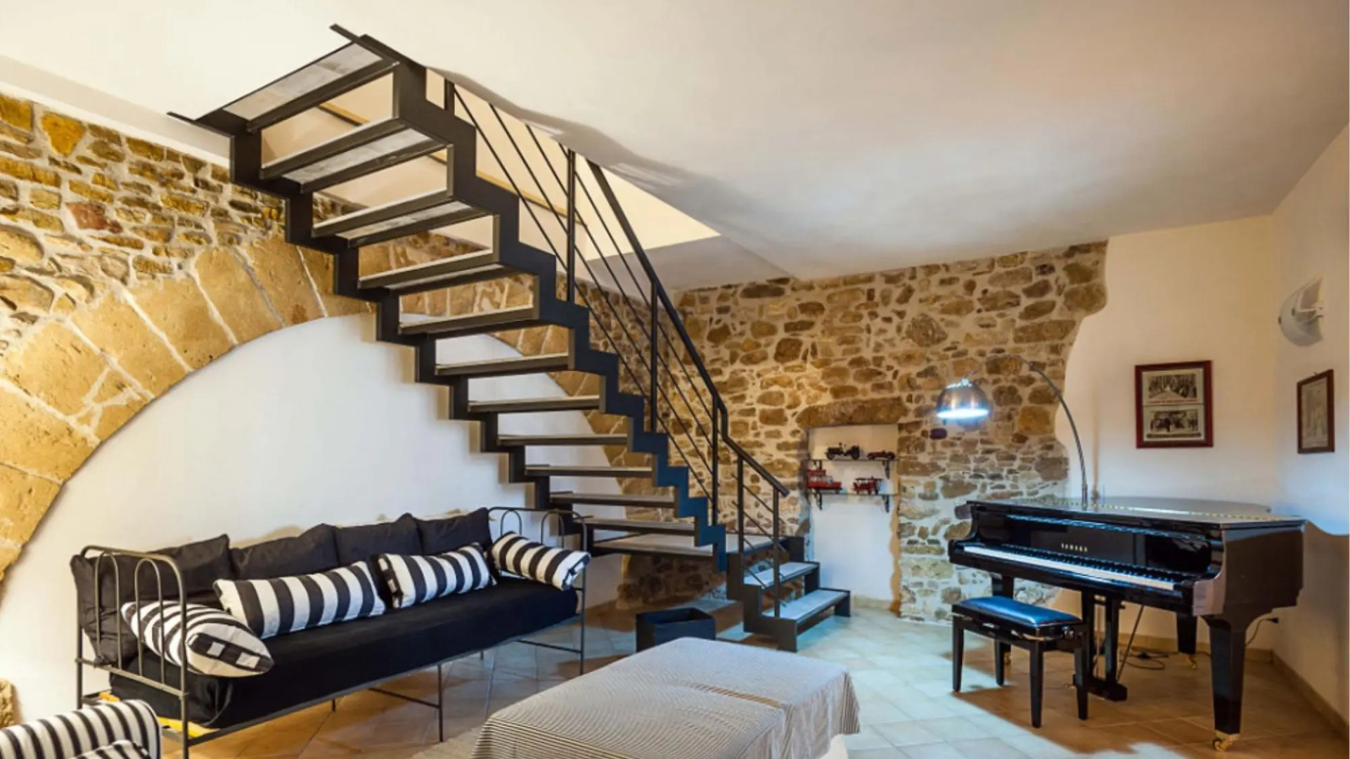 Independent villa up to 16 guests-VILLA DELLO ZINGARO