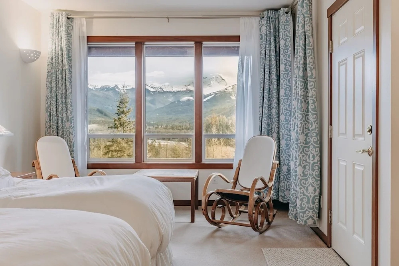 15mbh - Amazing Mountain Views - Hot Tub - Pets Ok 3 Bedroom Home by RedAwning