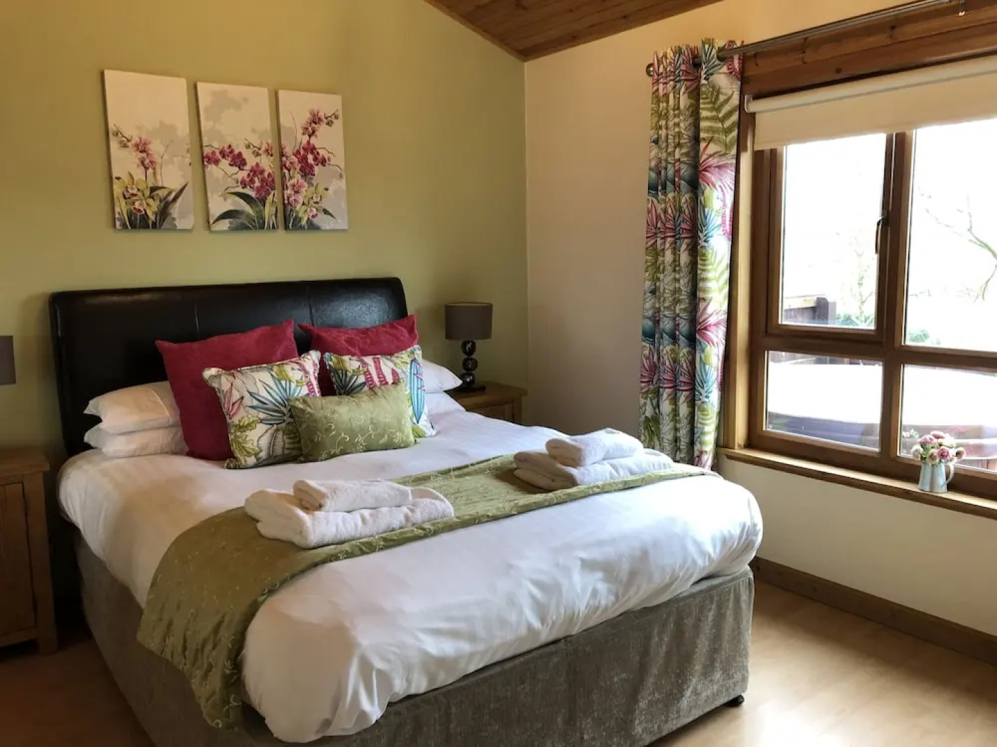 Douglas Fir Lodge With Hot Tub Near Cupar, Fife