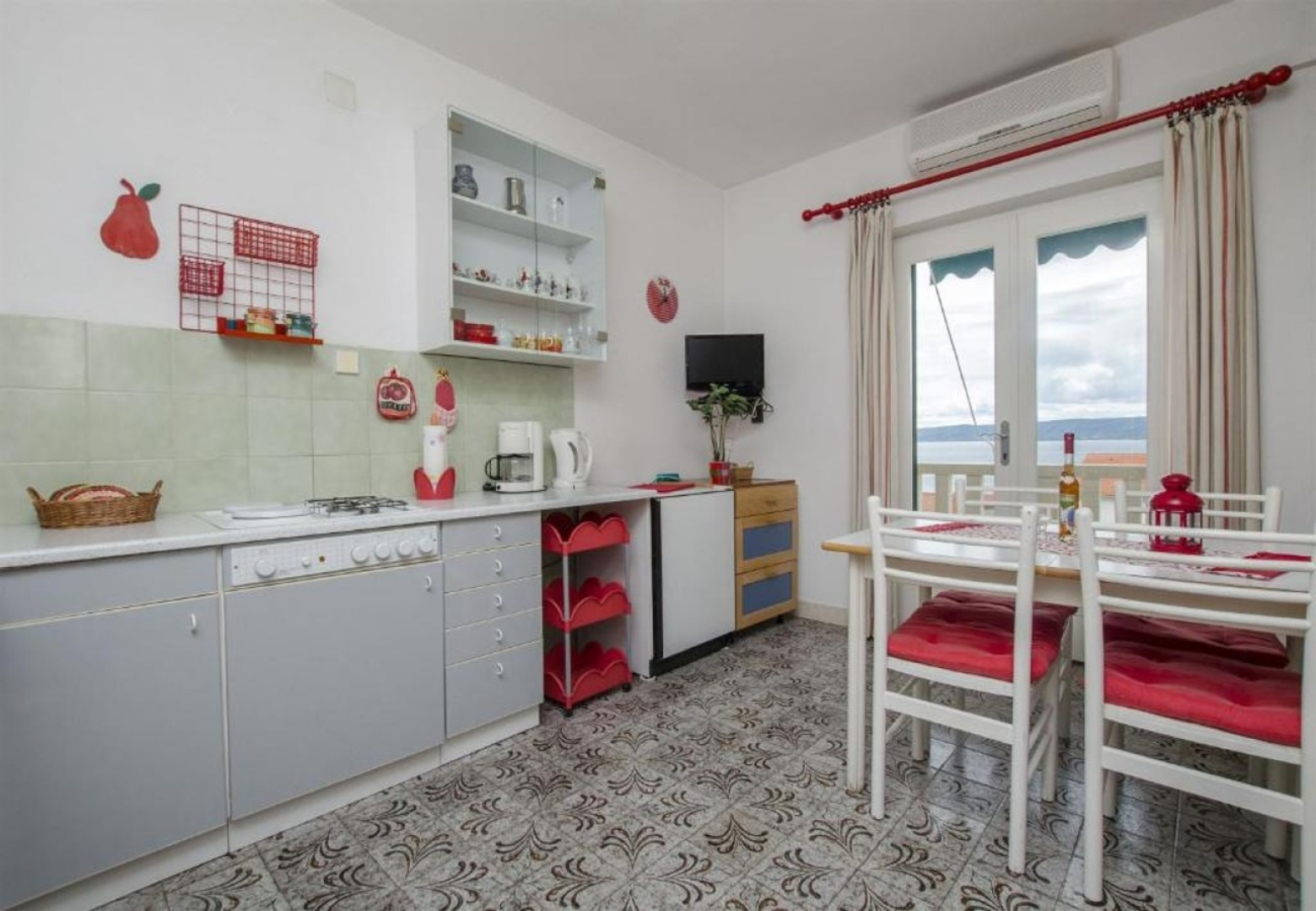 Apartment Sim - 130 m from sea: A2 Crveni Bol, Island Brac