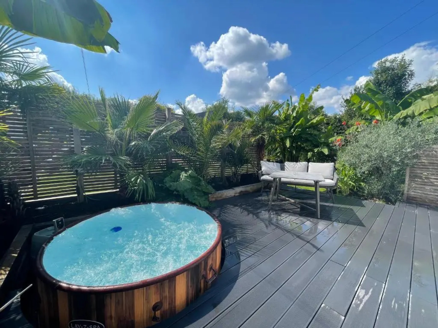 Maygrove Retreat - Sleeps 2 - Jacuzzi - Parking