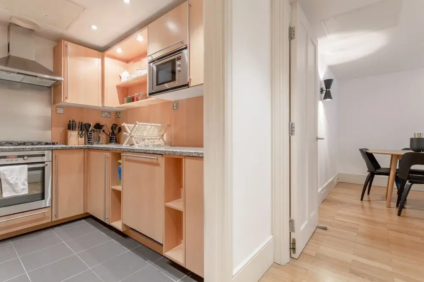 2 Bedroom Flat in Chelsea With Pool and Garden