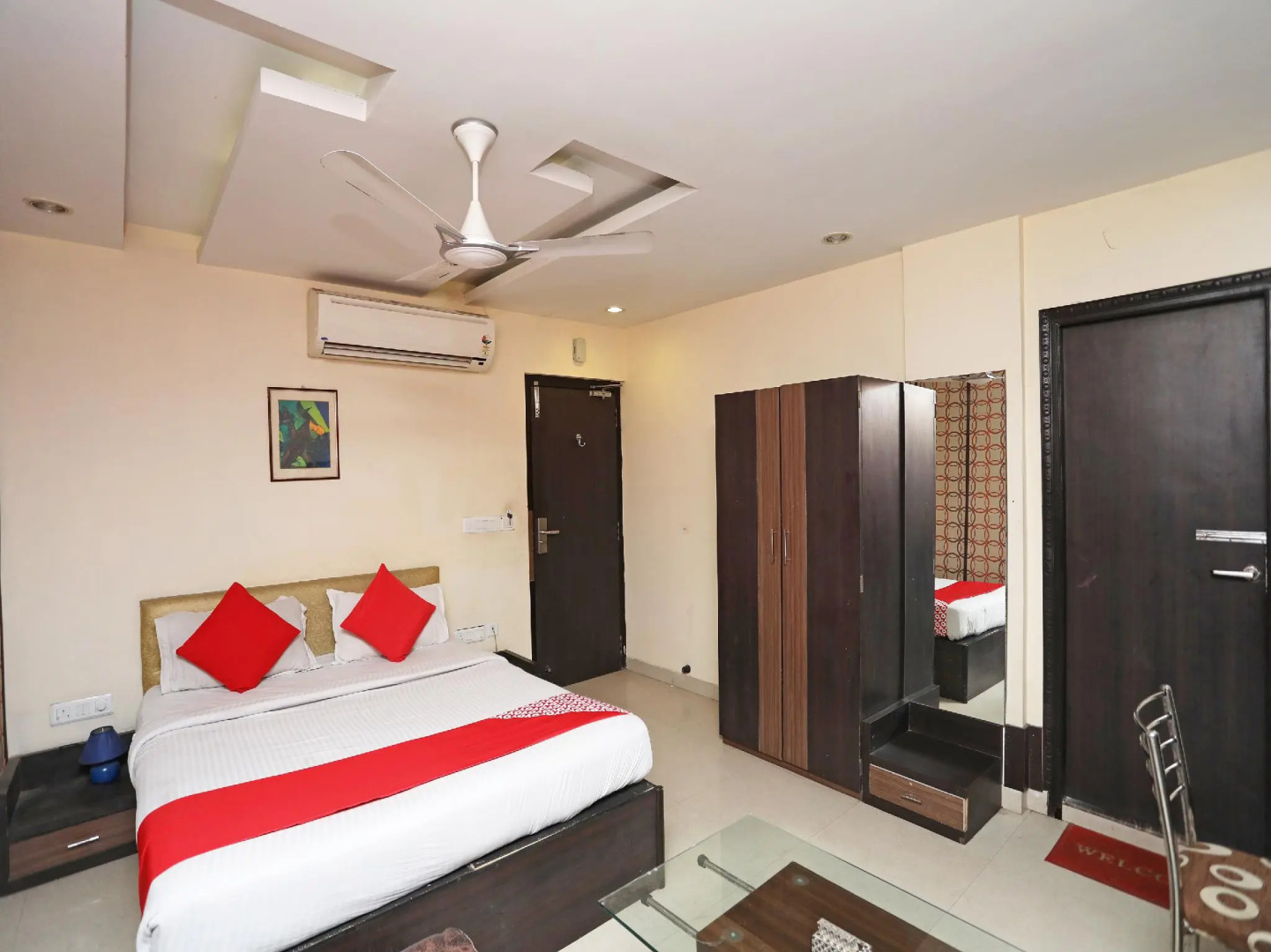 OYO 28439 Skylark Hotel