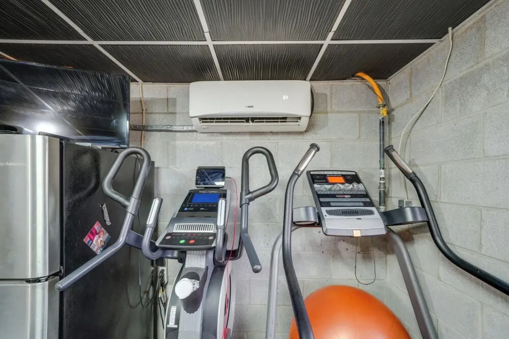 Beckley Studio w/ Private Hot Tub & Home Gym!