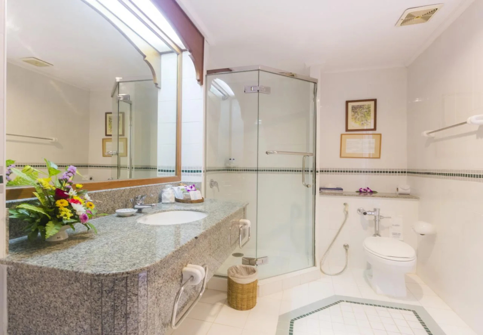 Курортный отель Amora Beach Resort Phuket