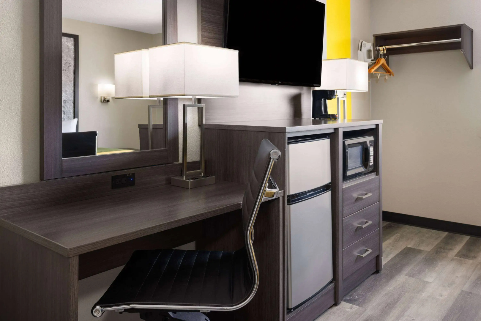 Super 8 by Wyndham Burnham/Lewistown