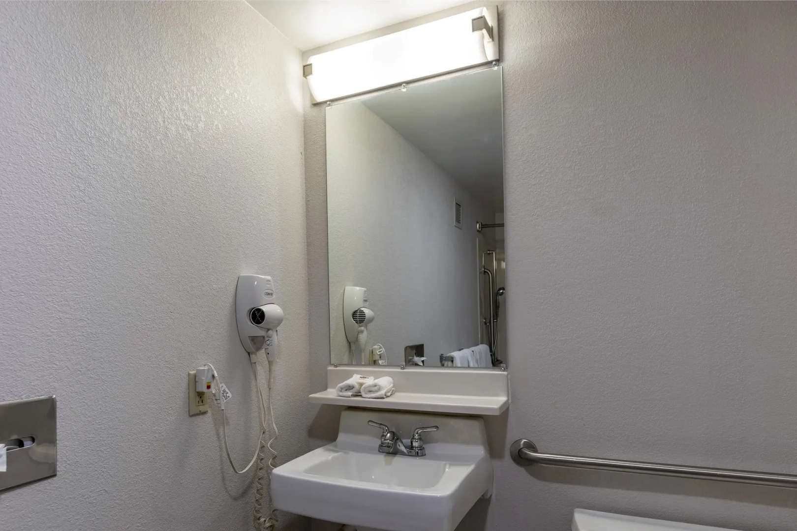 HomeTown Inn by Red Roof East Syracuse